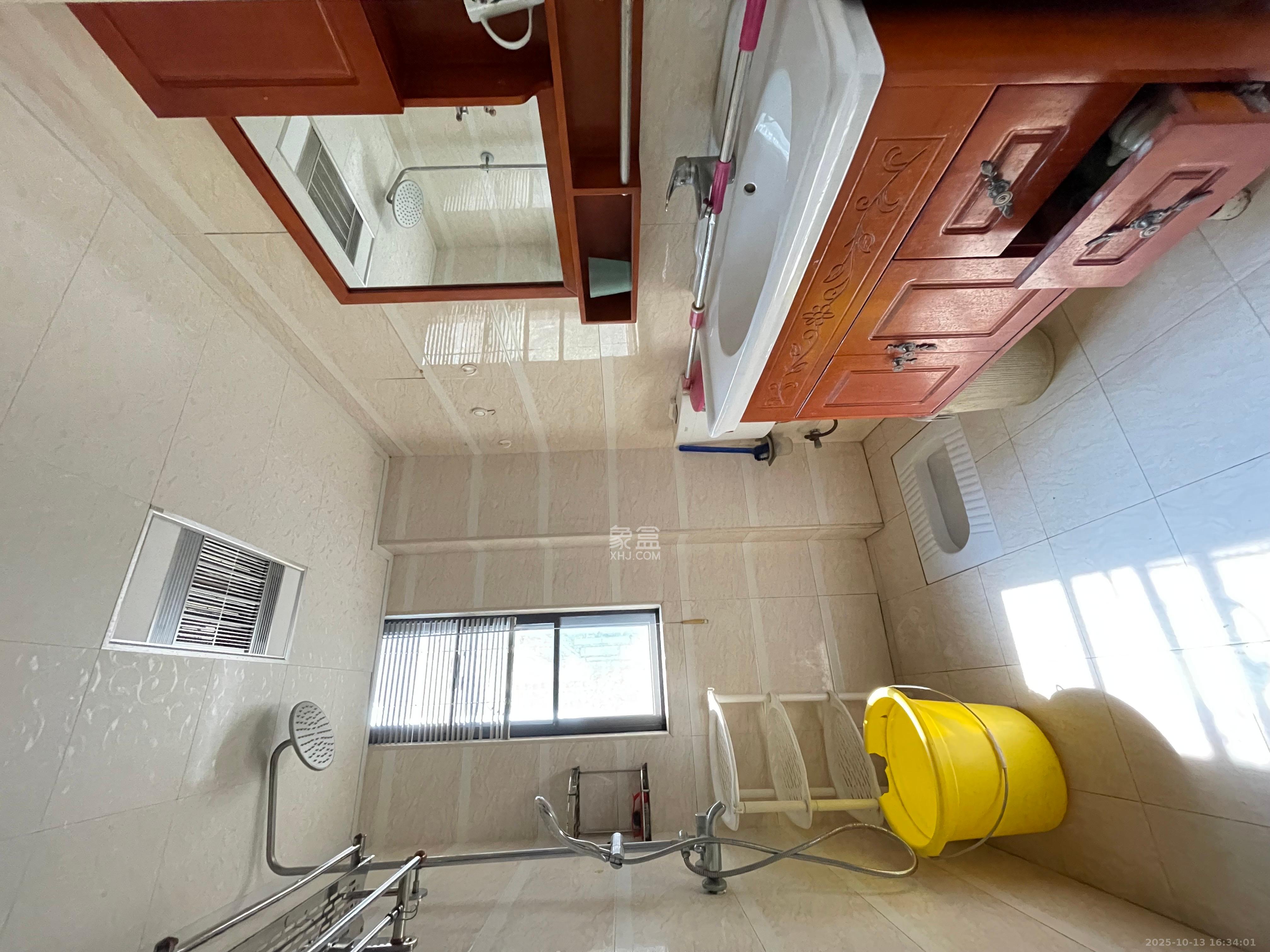 翡翠云天  3室2厅2卫    2000.0元/月室内图