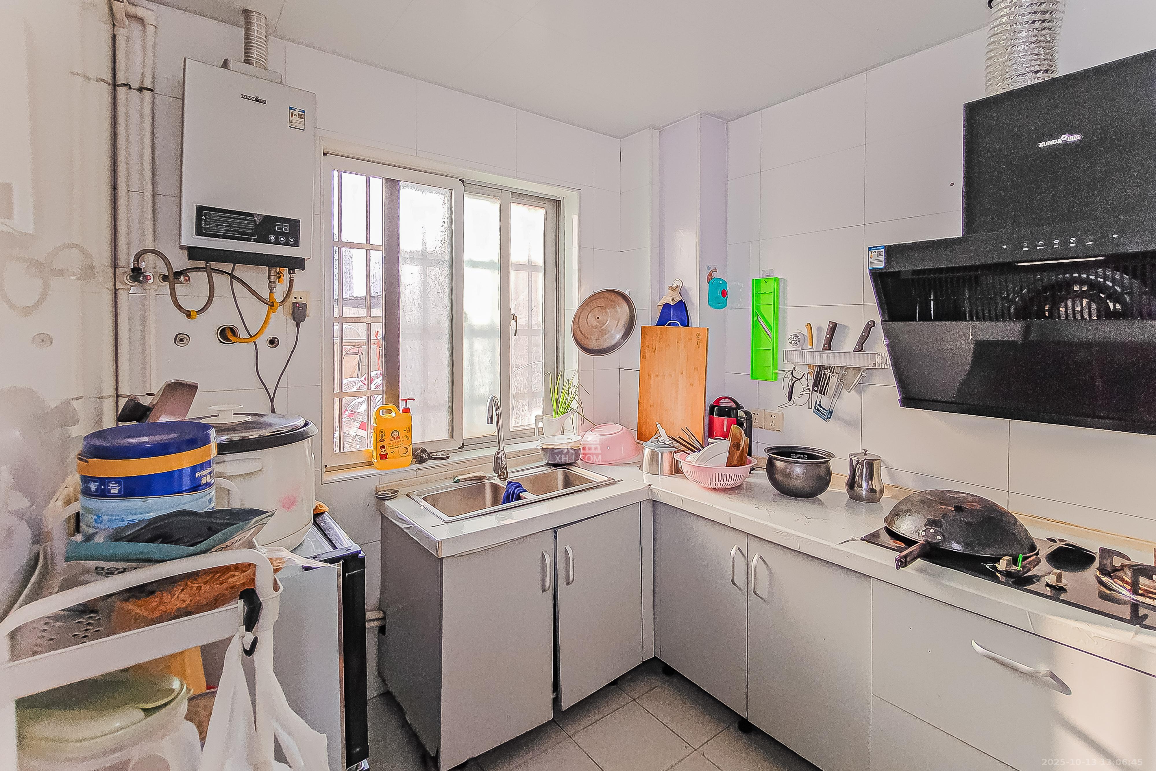 友阿光大大厦  3室2厅2卫    160.0万厨房