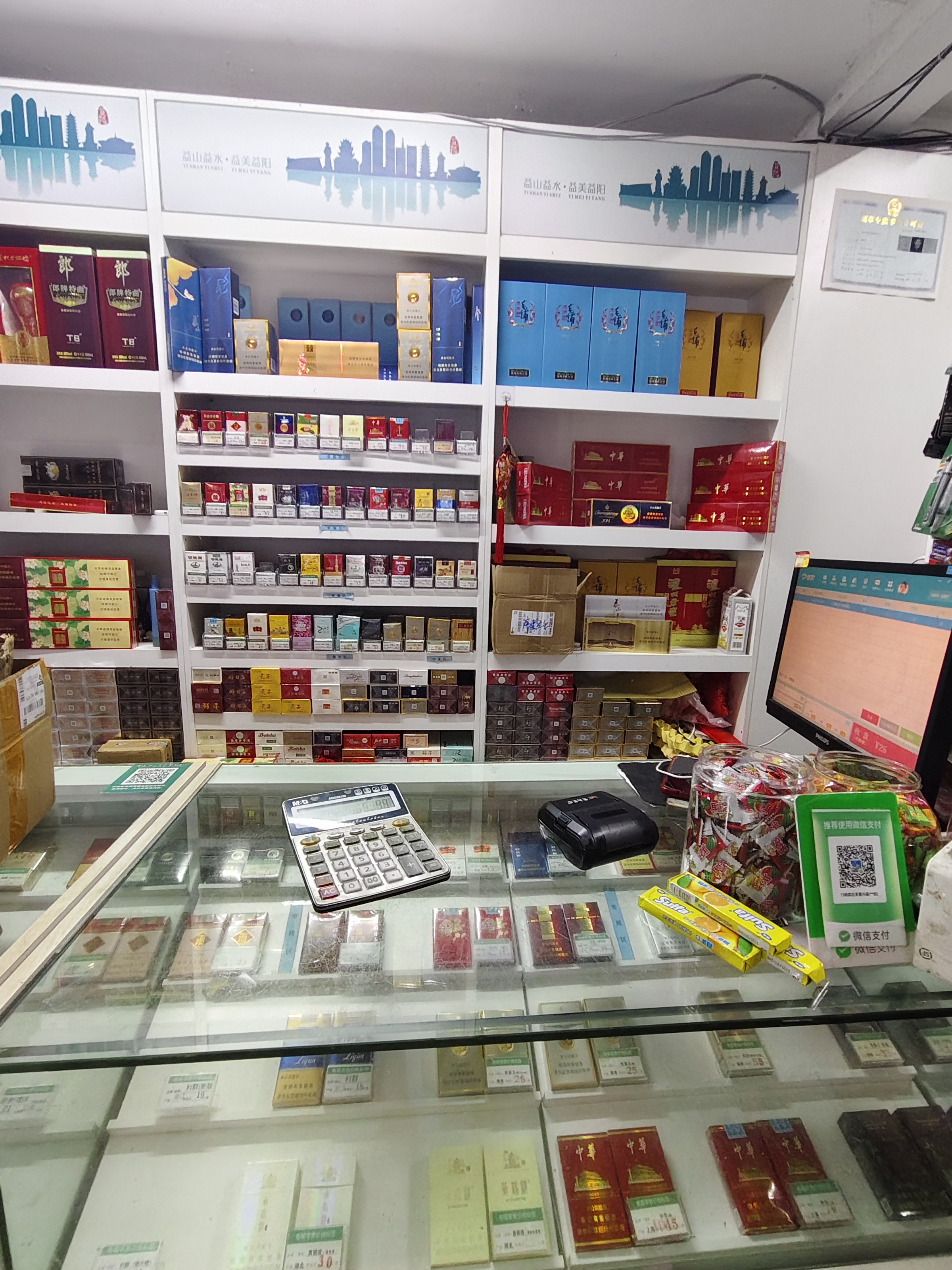 滨江花园  3室2厅2卫    118.0万客厅