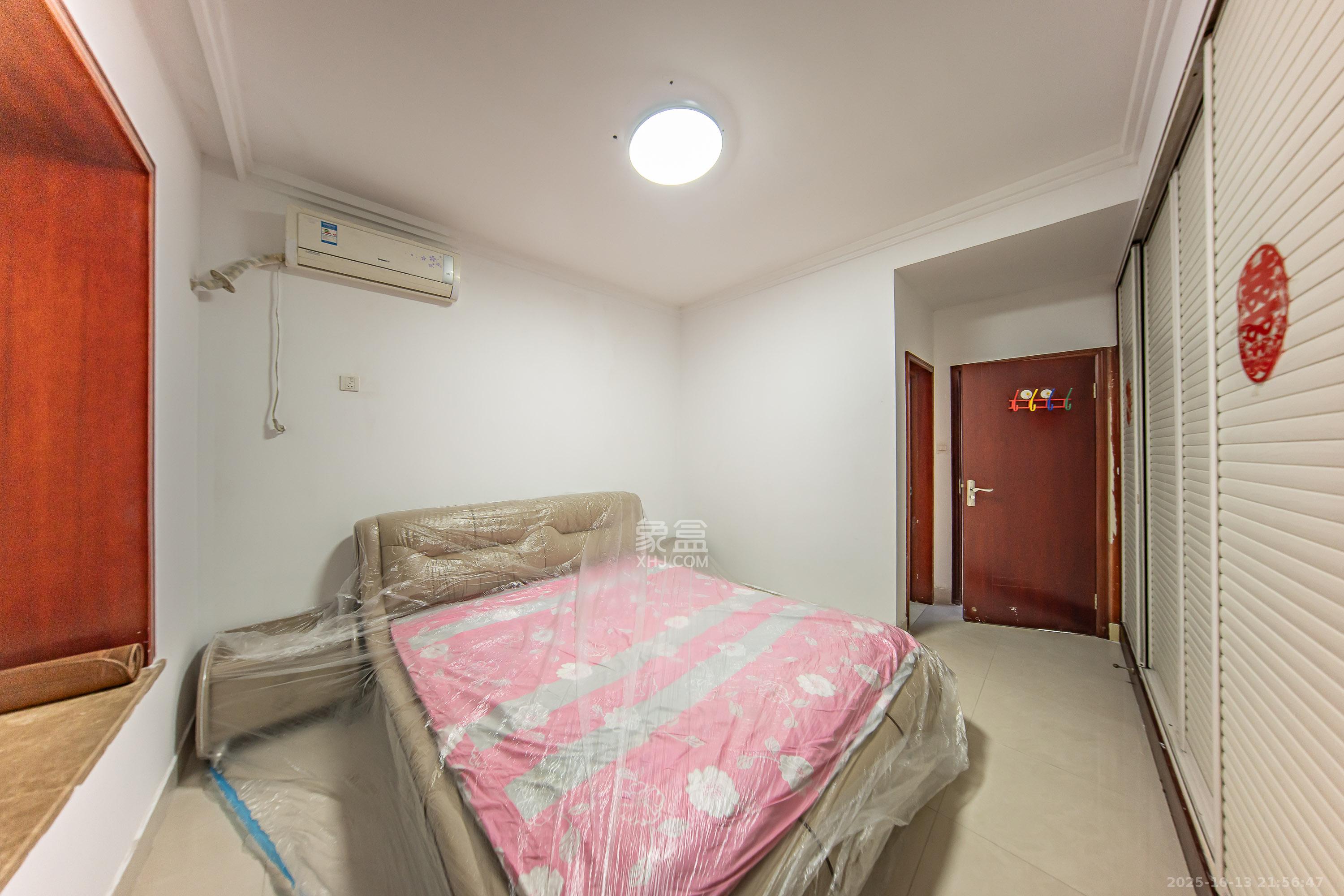 靳江明珠  3室2厅2卫    60.0万卧室