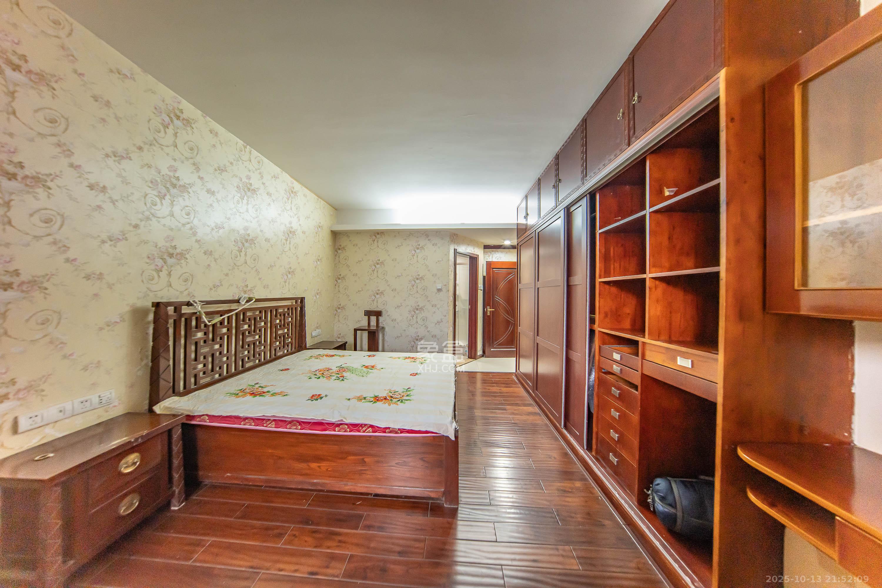 米兰春天 4室2厅1卫 90.0万 米兰春天 4室2厅1卫 90.0万卧室