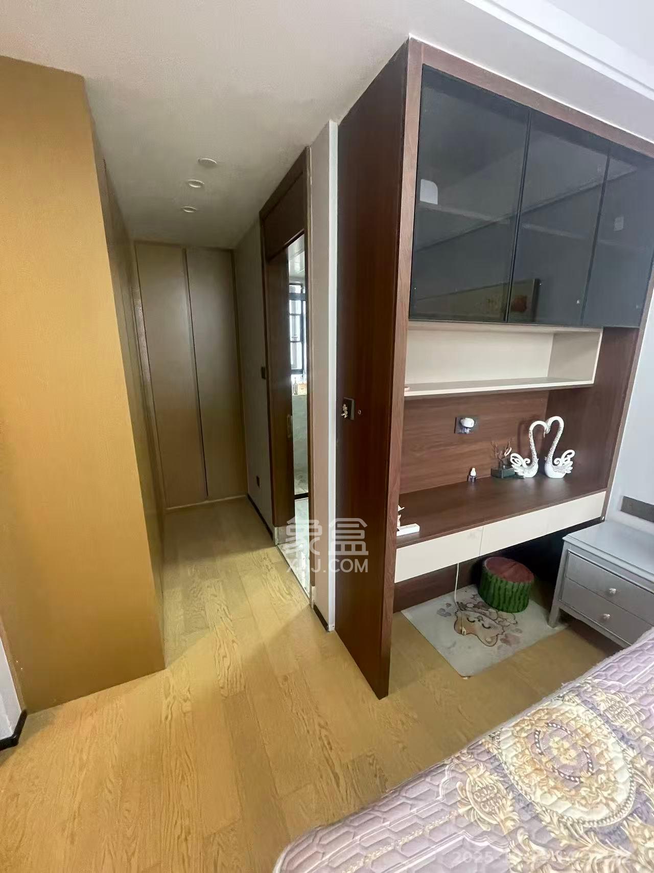 万科魅力之城天阔里  4室2厅2卫    3000.0元/月