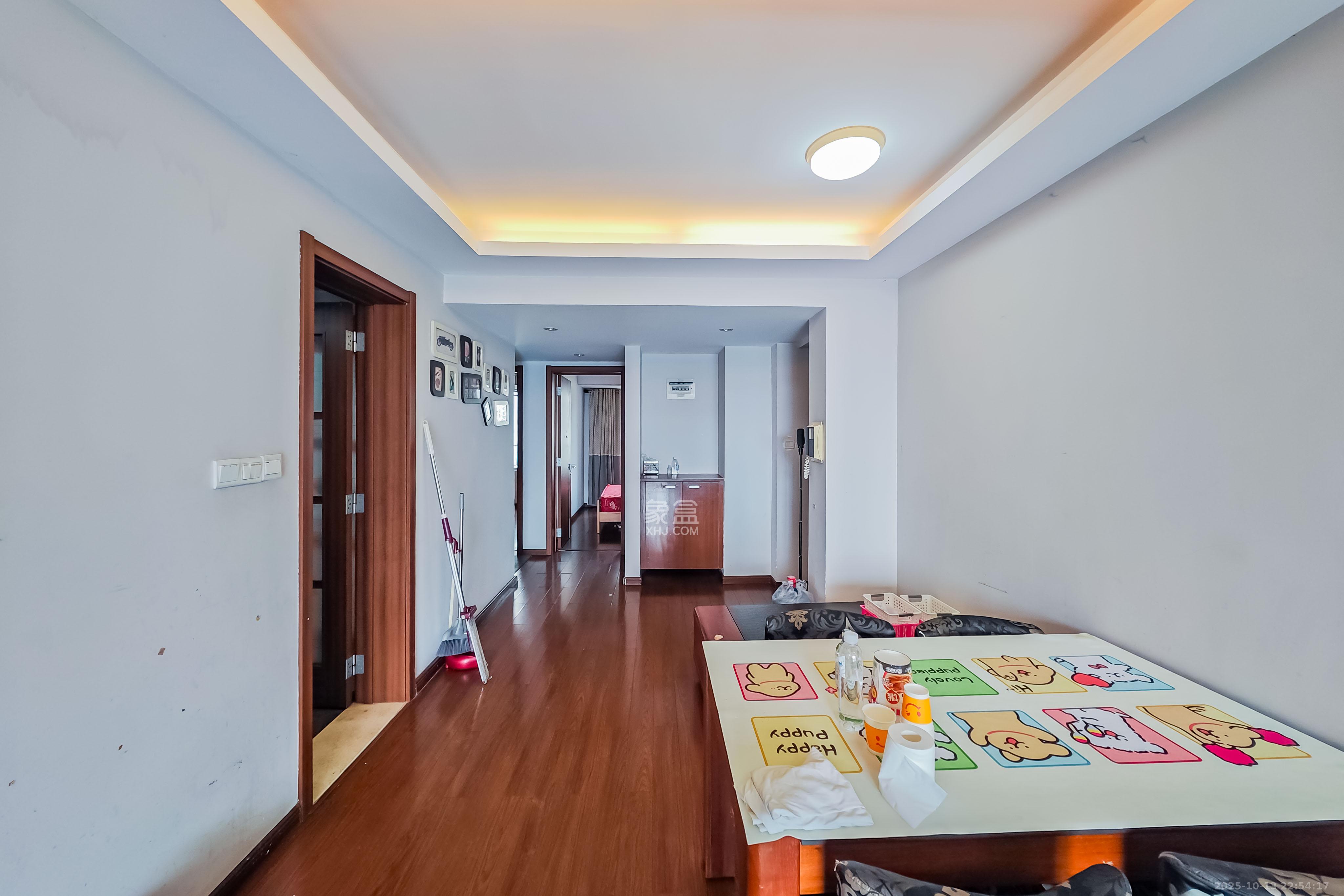 万科金域华府二期  3室2厅1卫    98.0万客厅