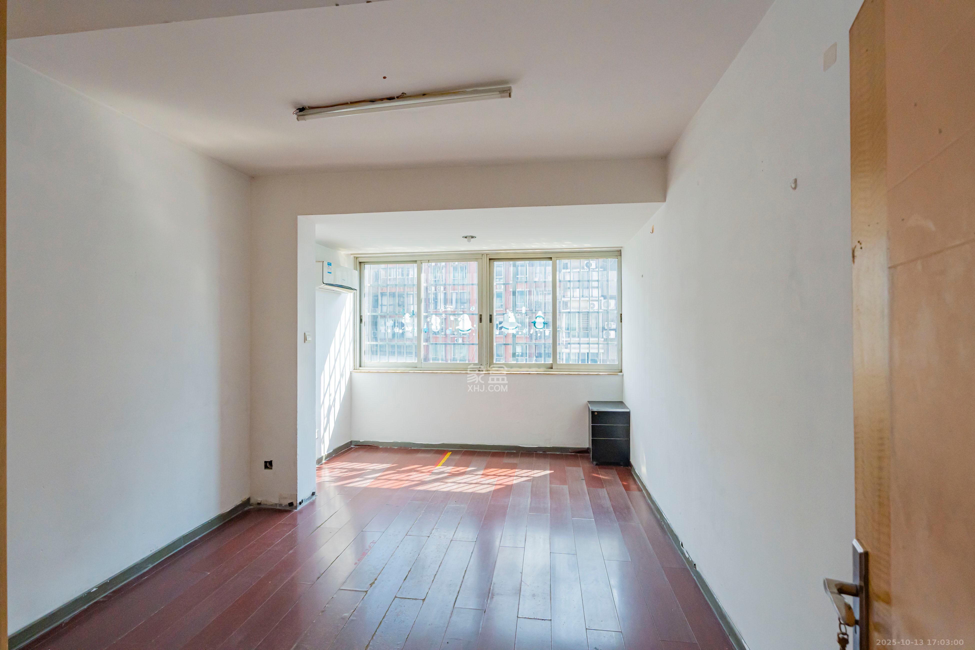 海东青大厦  4室2厅1卫    160.0万 海东青大厦  4室2厅1卫    160.0万卧室