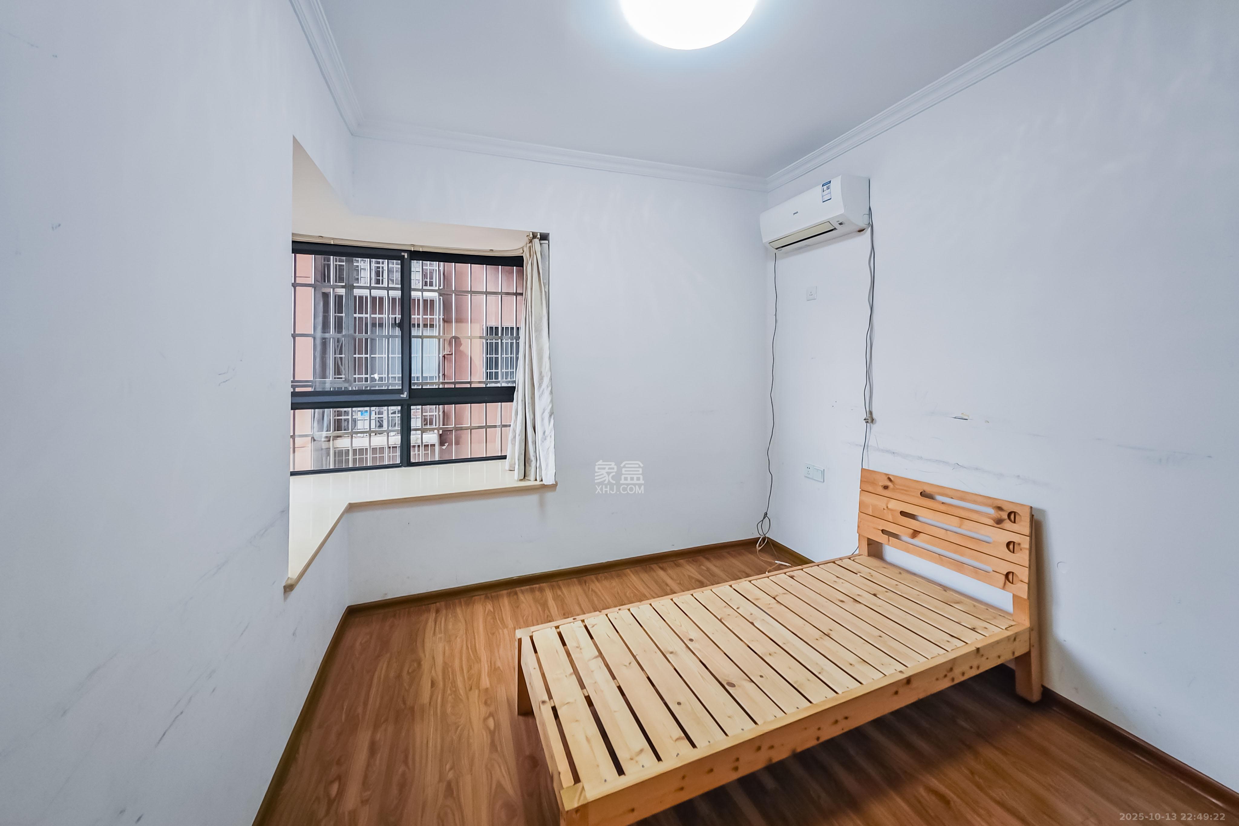 龙吉湾小区(龙瑞尚苑) 3室2厅1卫 79.8万 龙吉湾小区(龙瑞尚苑) 3室2厅1卫 79.8万卧室