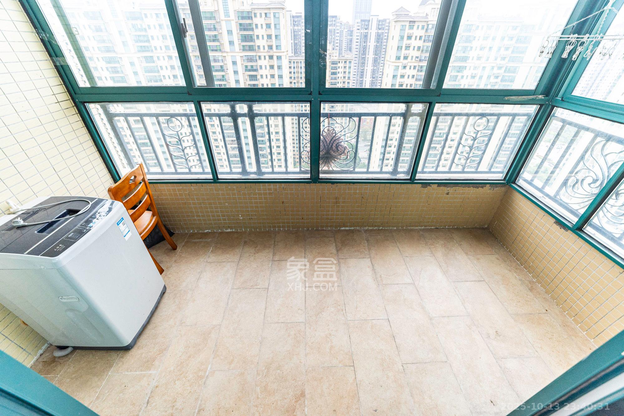 恒大翡翠华庭  3室2厅1卫    85.0万阳台