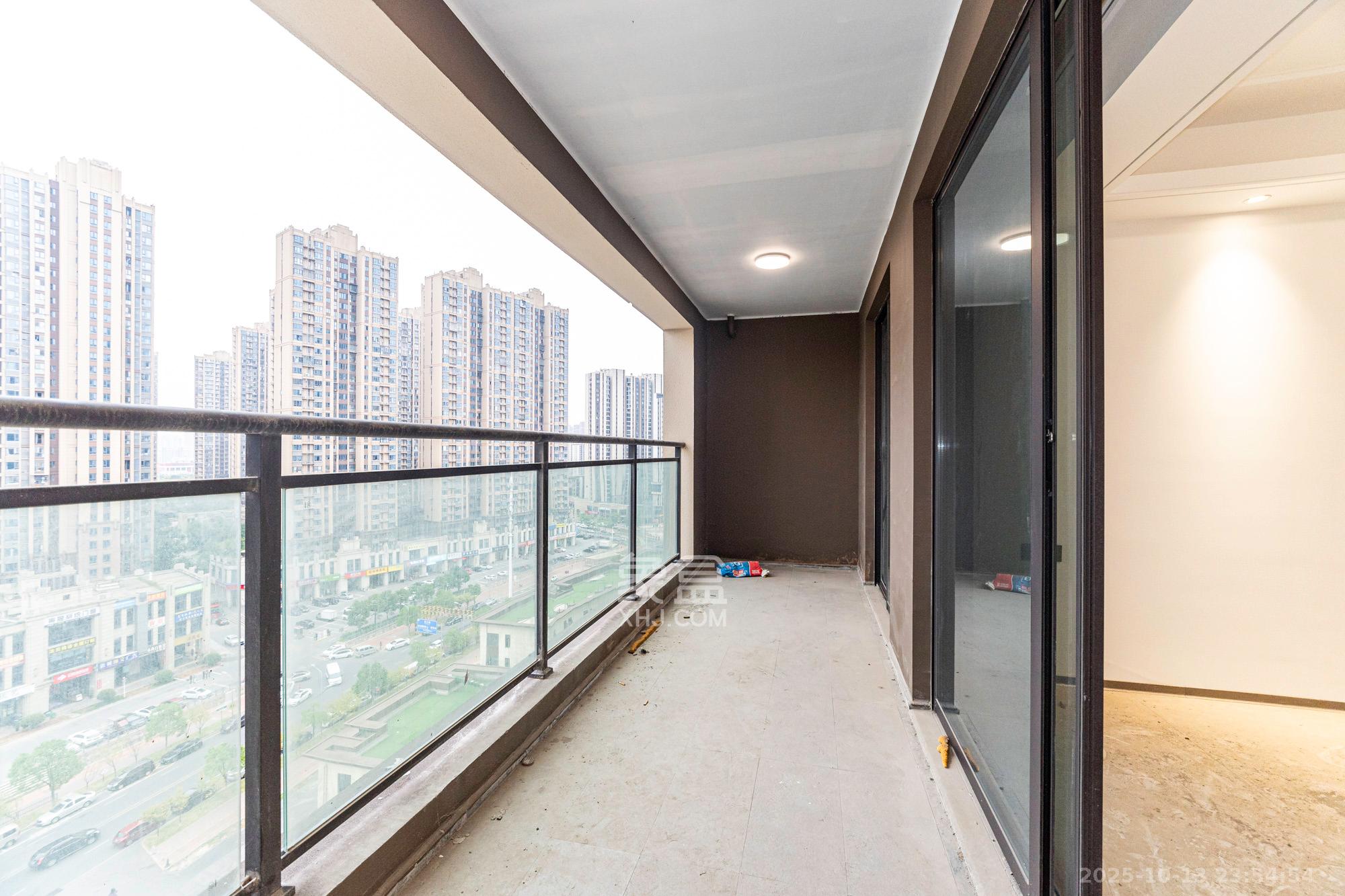 荣盛锦绣学府  3室2厅2卫    95.8万阳台