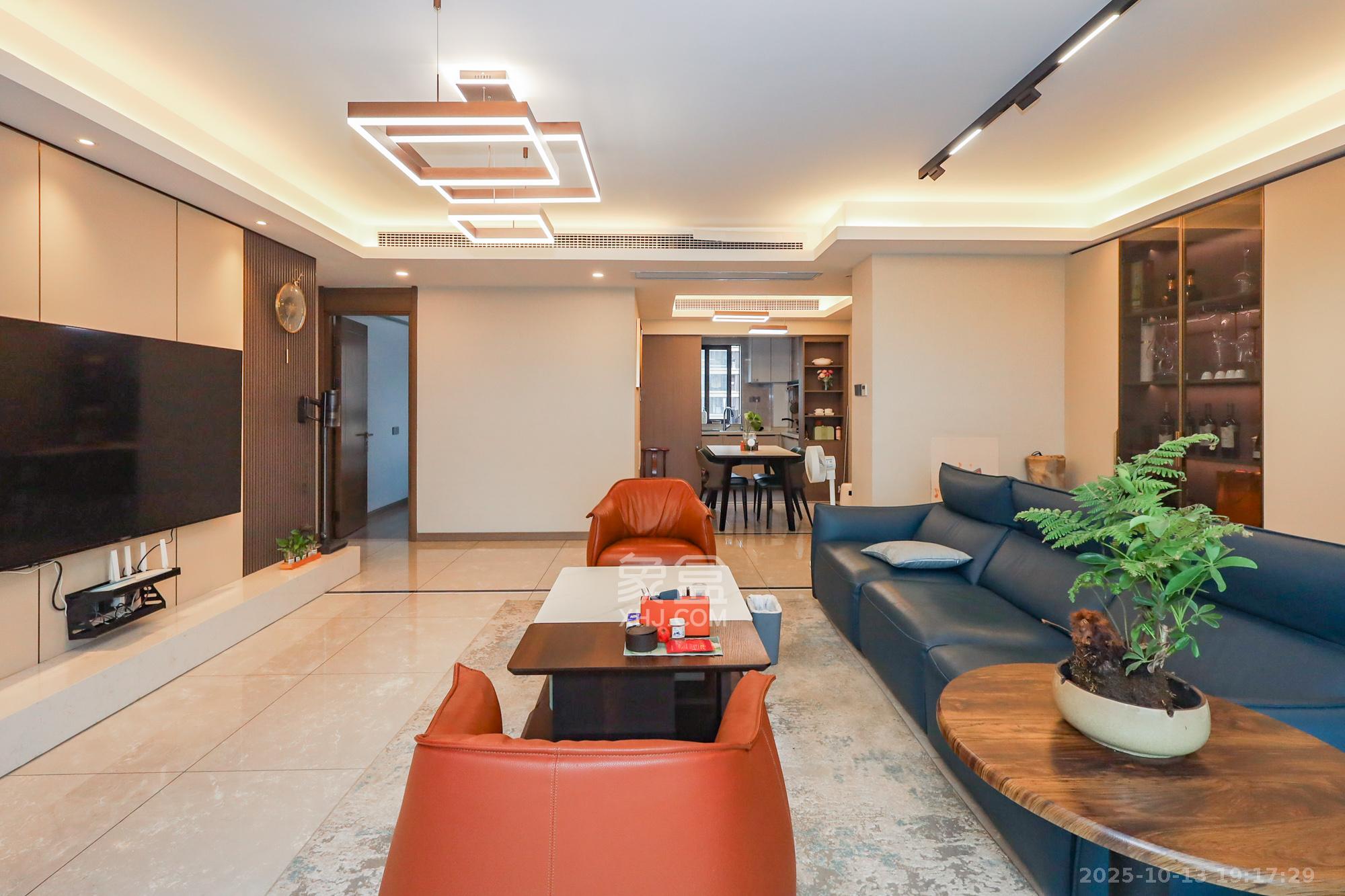 龙湖铂金中心(龙湖春江郦城) 3室2厅2卫 229.0万 龙湖铂金中心(龙湖春江郦城) 3室2厅2卫 229.0万客厅