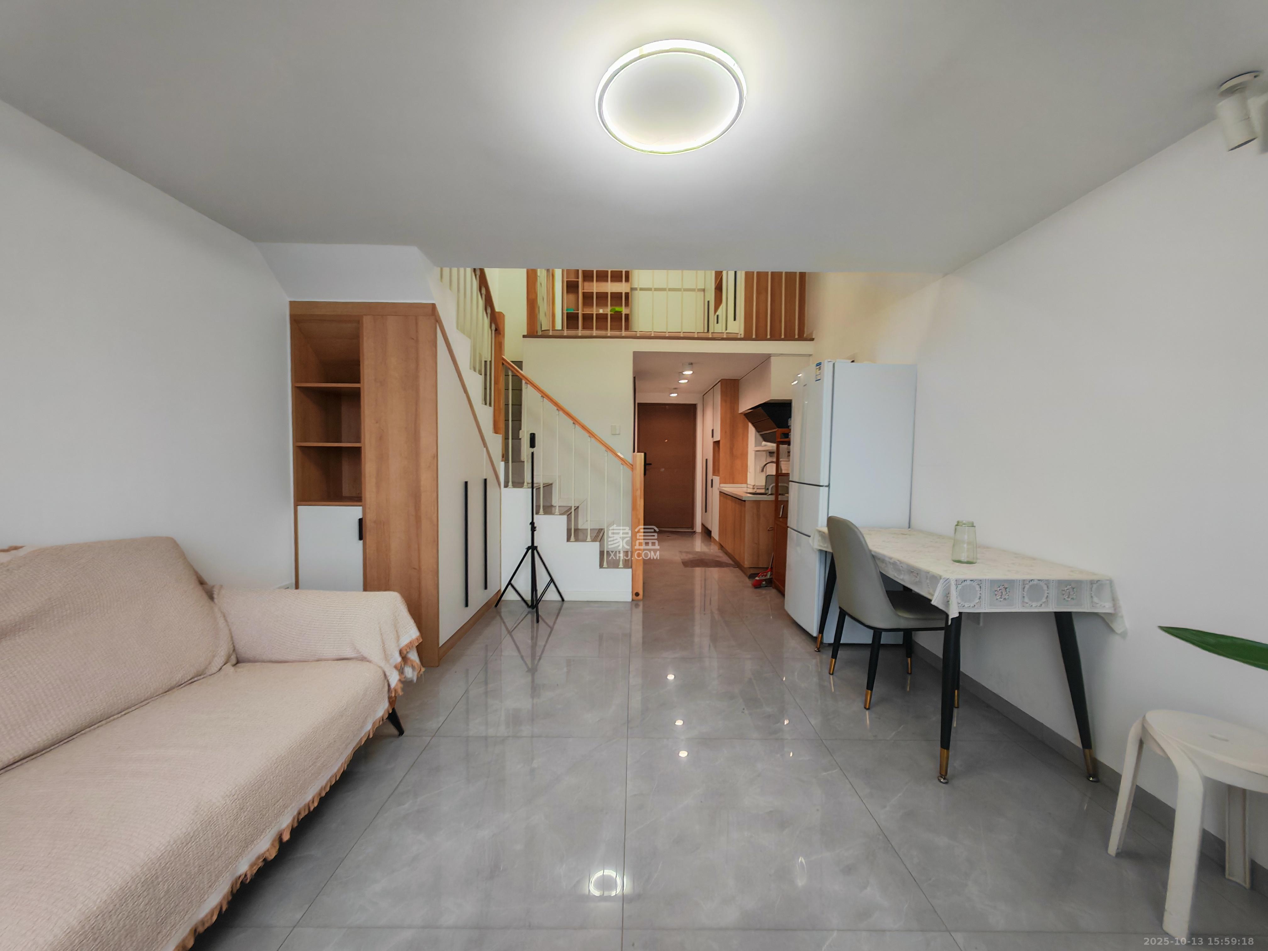 中交广场公寓  2室1厅1卫    2200.0元/月 中交广场公寓  2室1厅1卫    2200.0元/月室内图