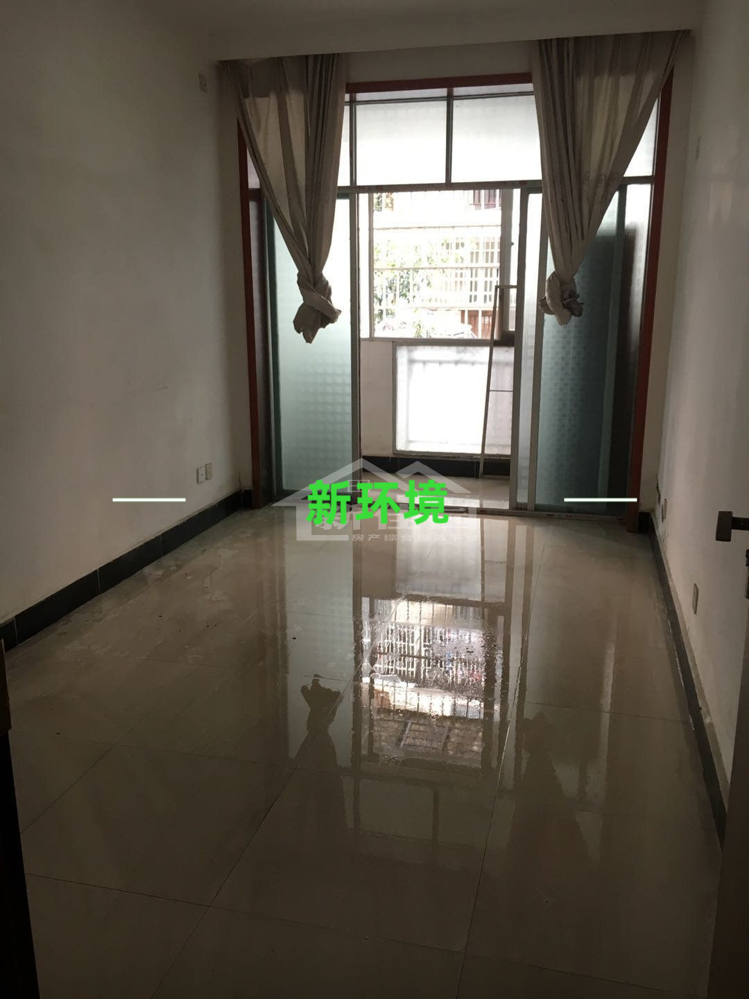 龙城街  4室2厅2卫    1800.0元/月室内图