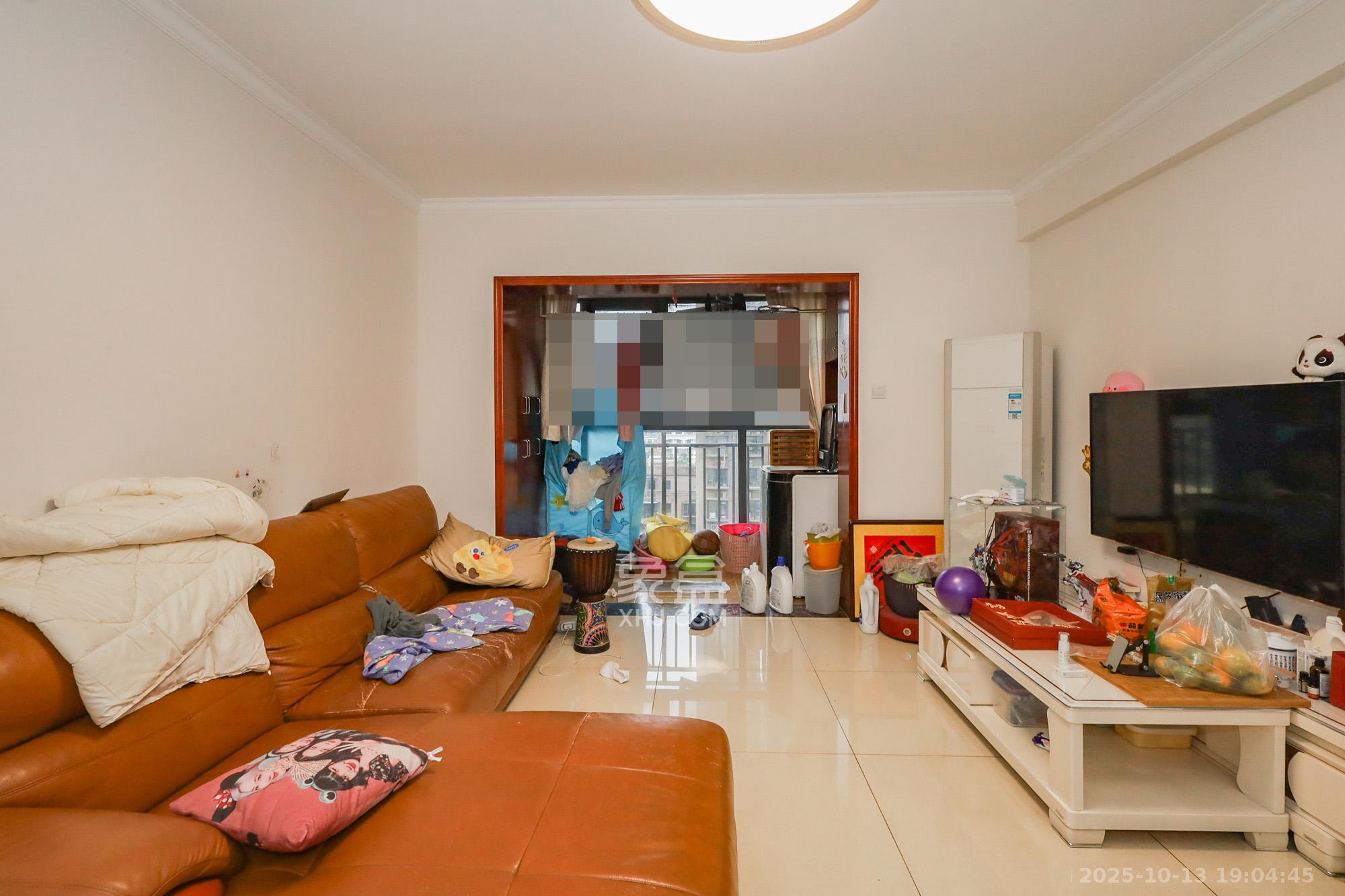 钰龙天下一期  3室2厅2卫    240.0万客厅