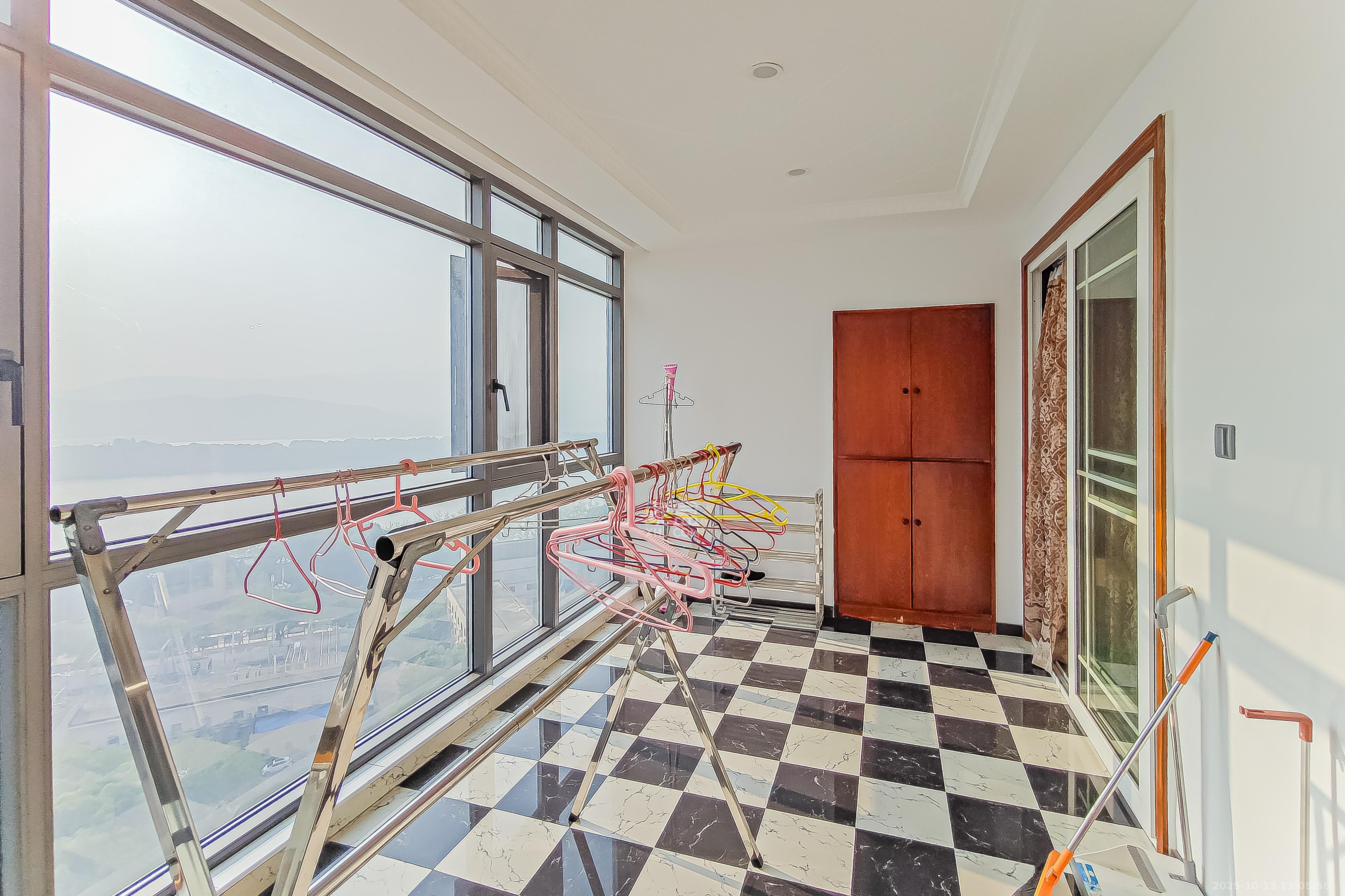 书院观邸  4室2厅1卫    238.0万阳台