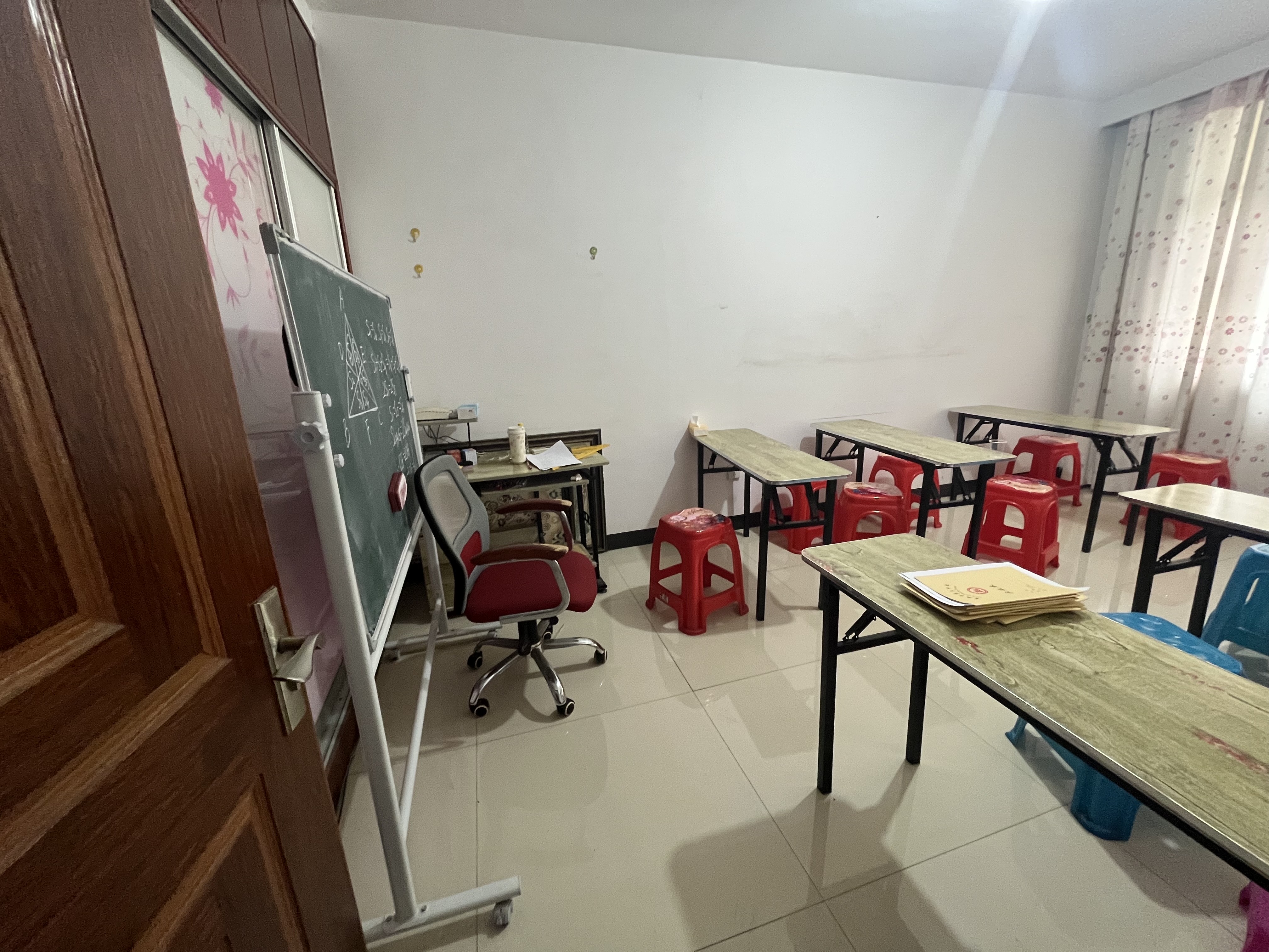 罗家小区西区 1室1厅1卫 400.0元/月 罗家小区西区 1室1厅1卫 400.0元/月室内图