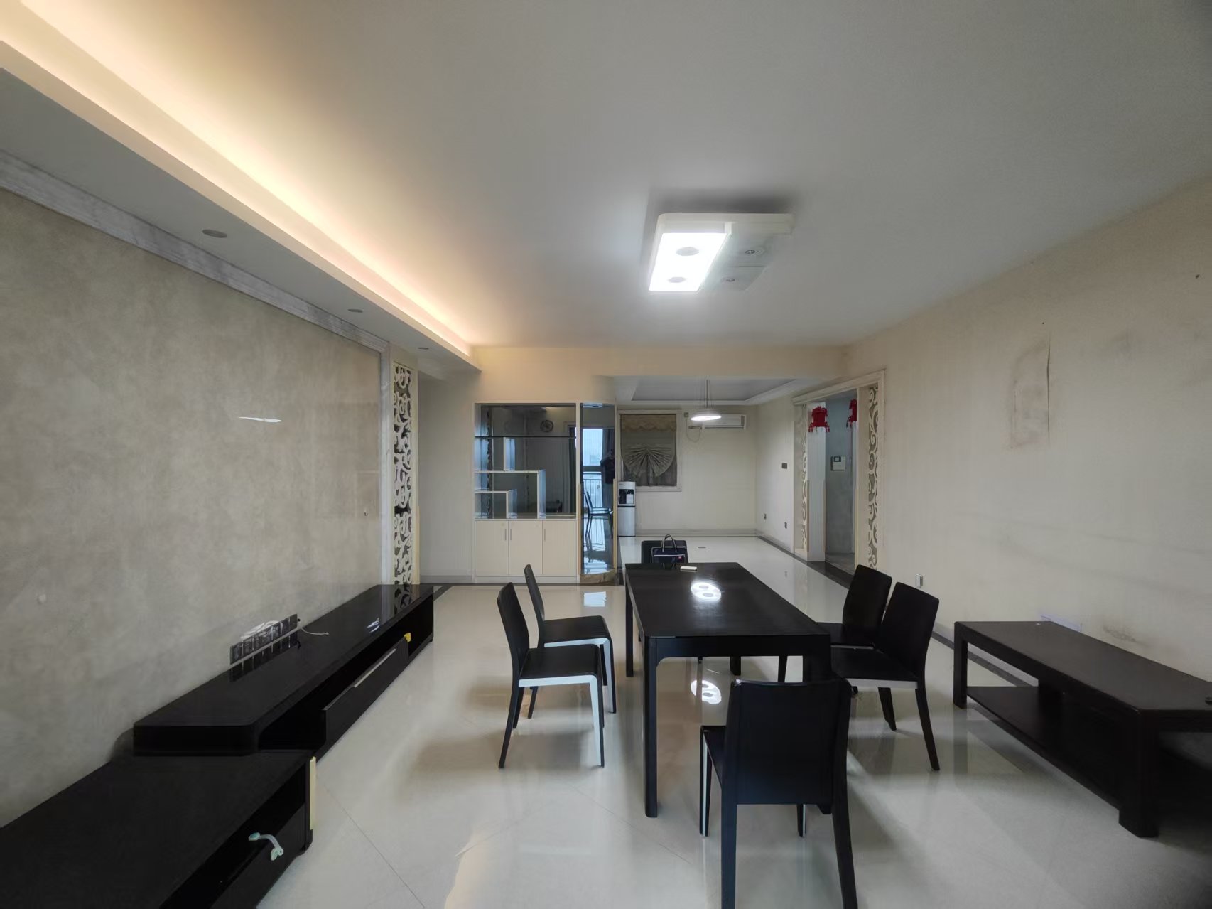 华苑阁  4室2厅2卫    2500.0元/月室内图