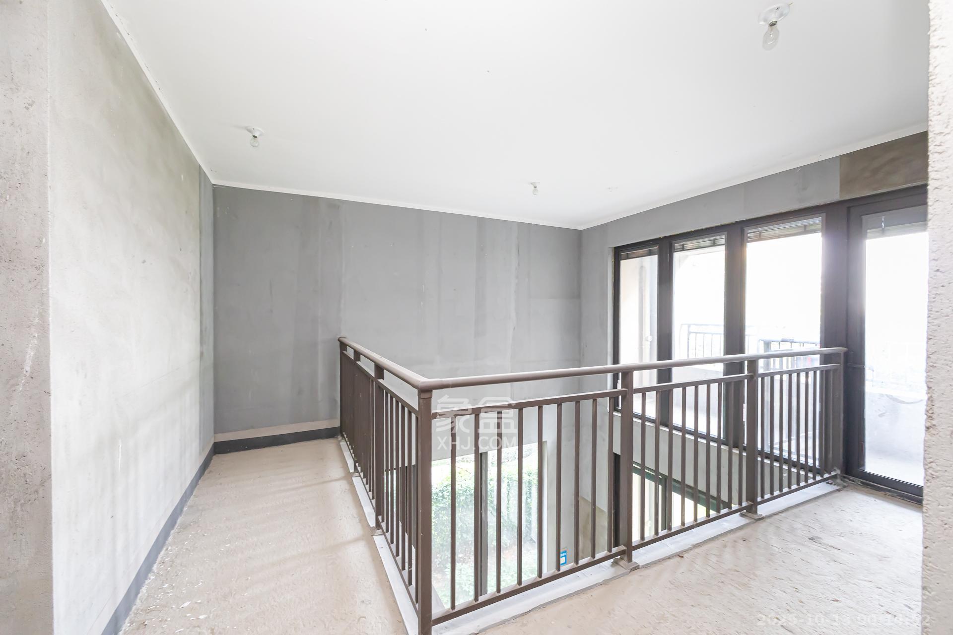 时代建发和著  4室2厅3卫    450.0万客厅