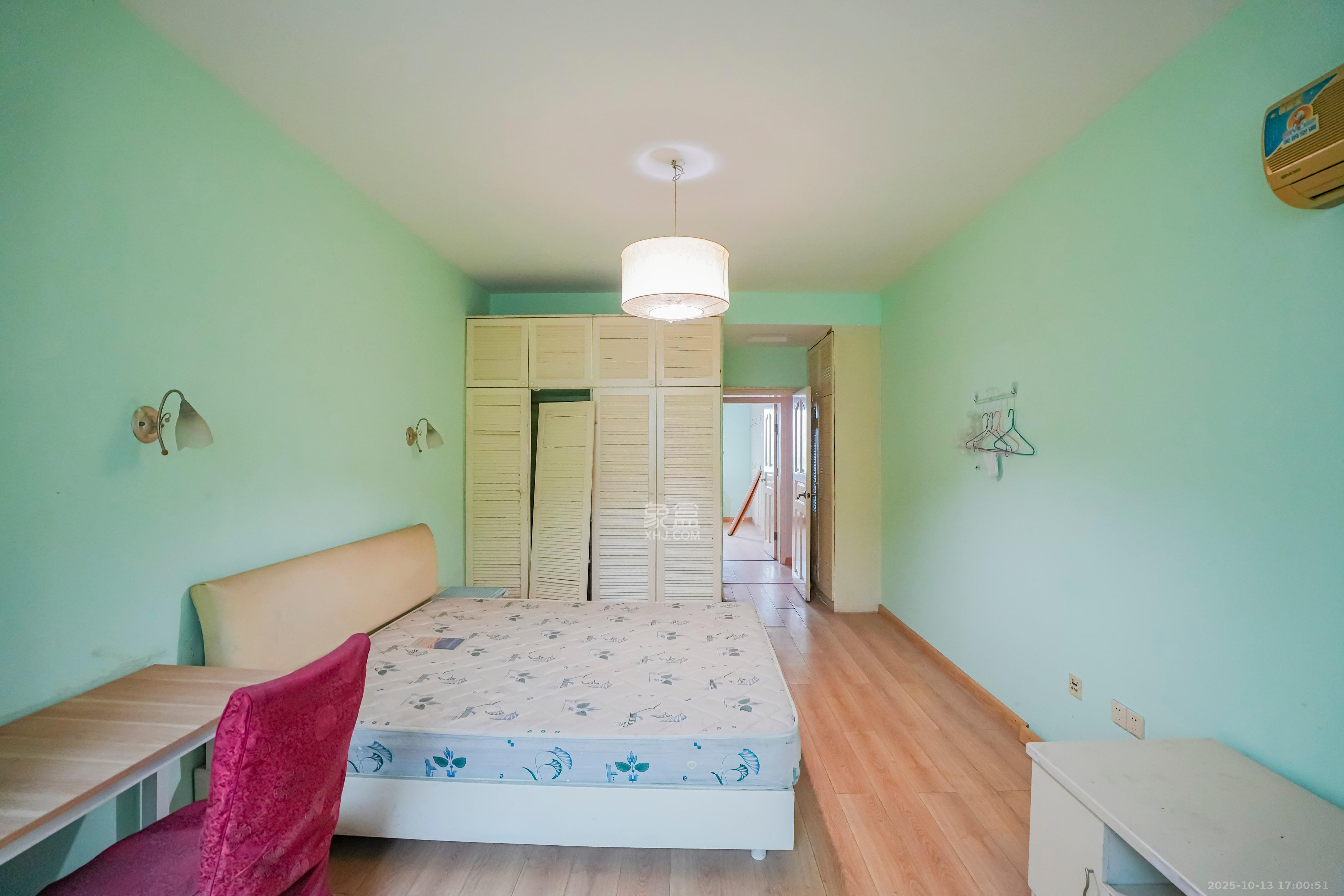 南天花园  1室2厅2卫    88.0万卧室