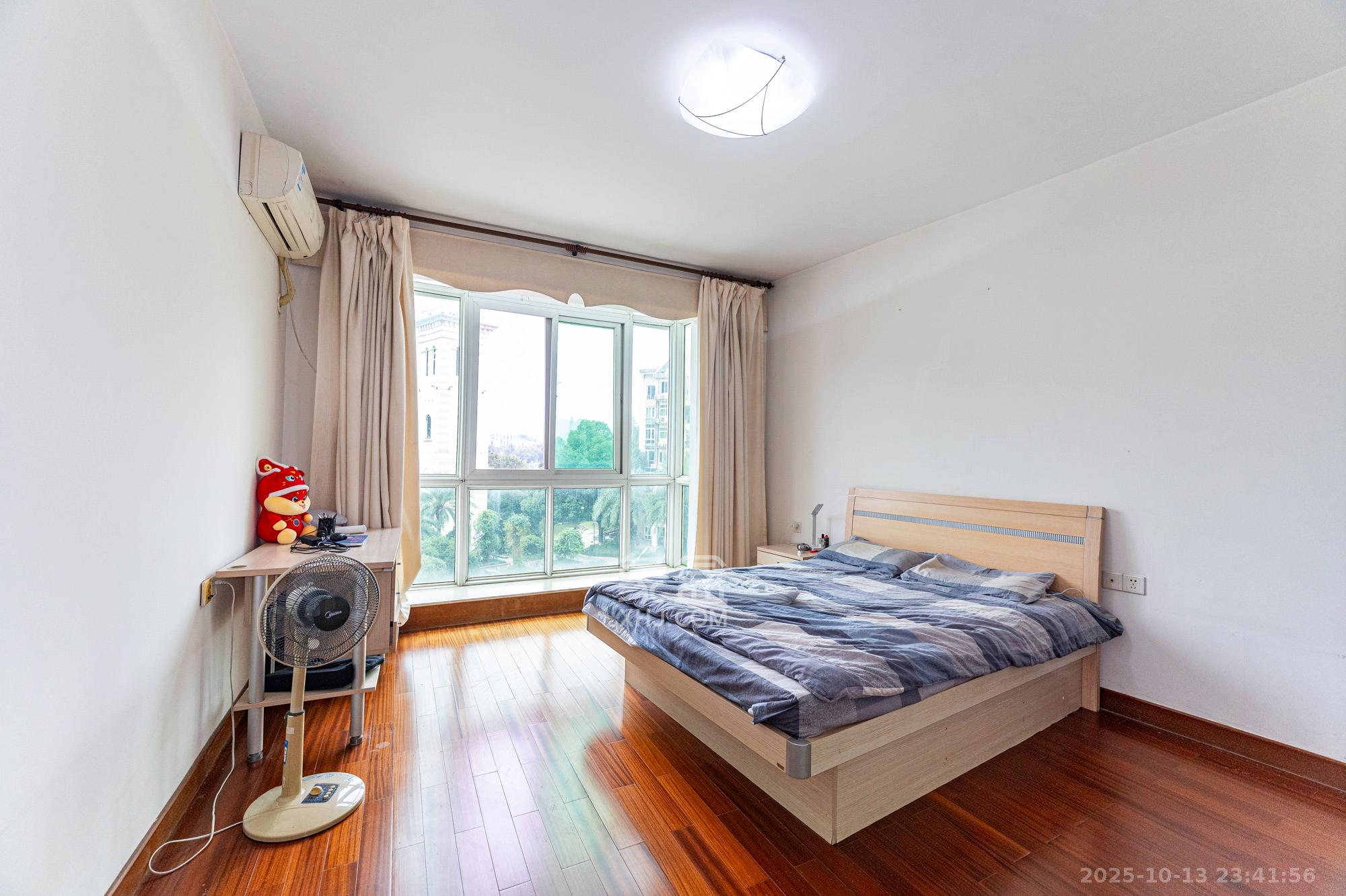 圣爵菲斯  4室2厅2卫    98.0万卧室