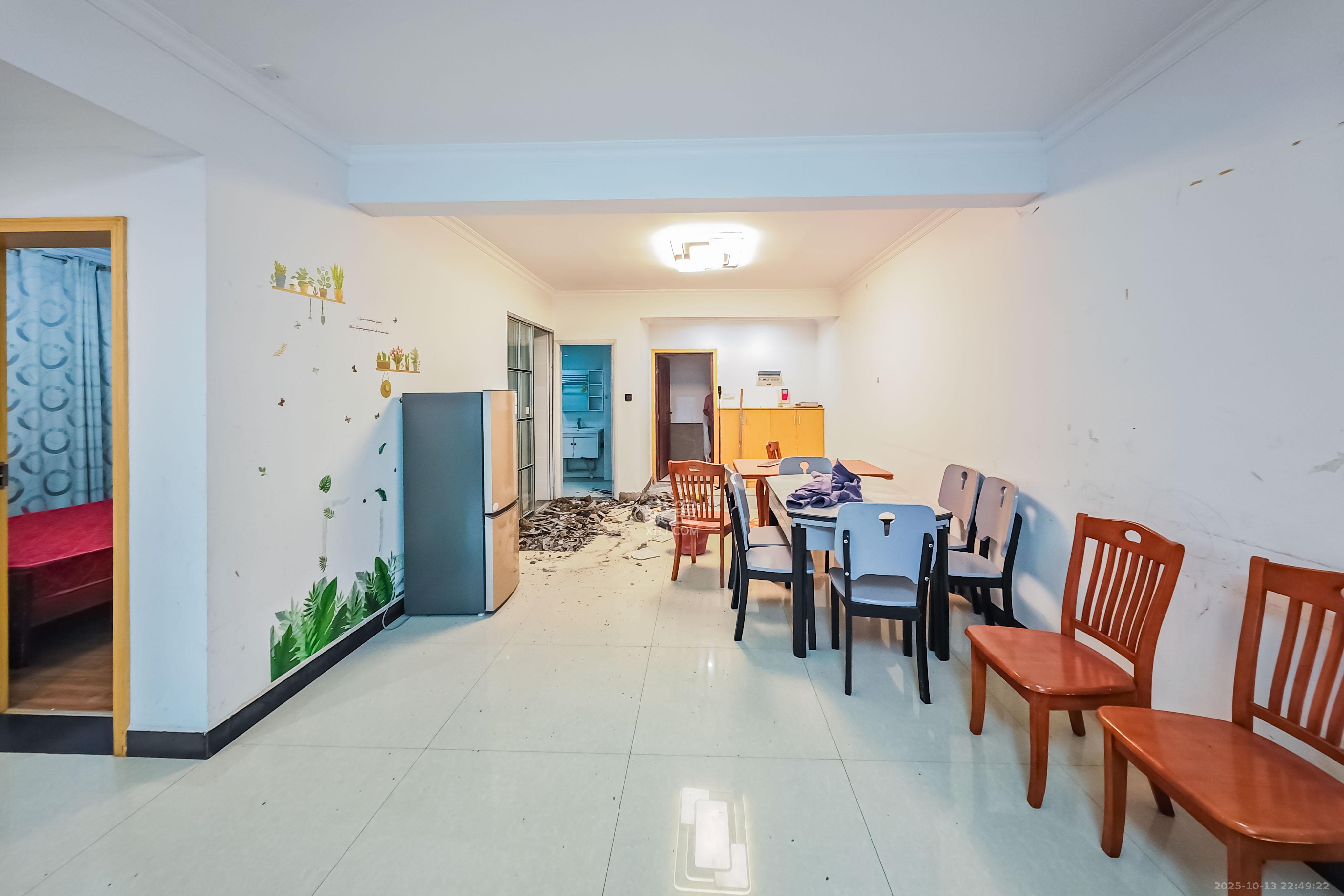 龙吉湾小区(龙瑞尚苑) 3室2厅1卫 79.8万 龙吉湾小区(龙瑞尚苑) 3室2厅1卫 79.8万客厅