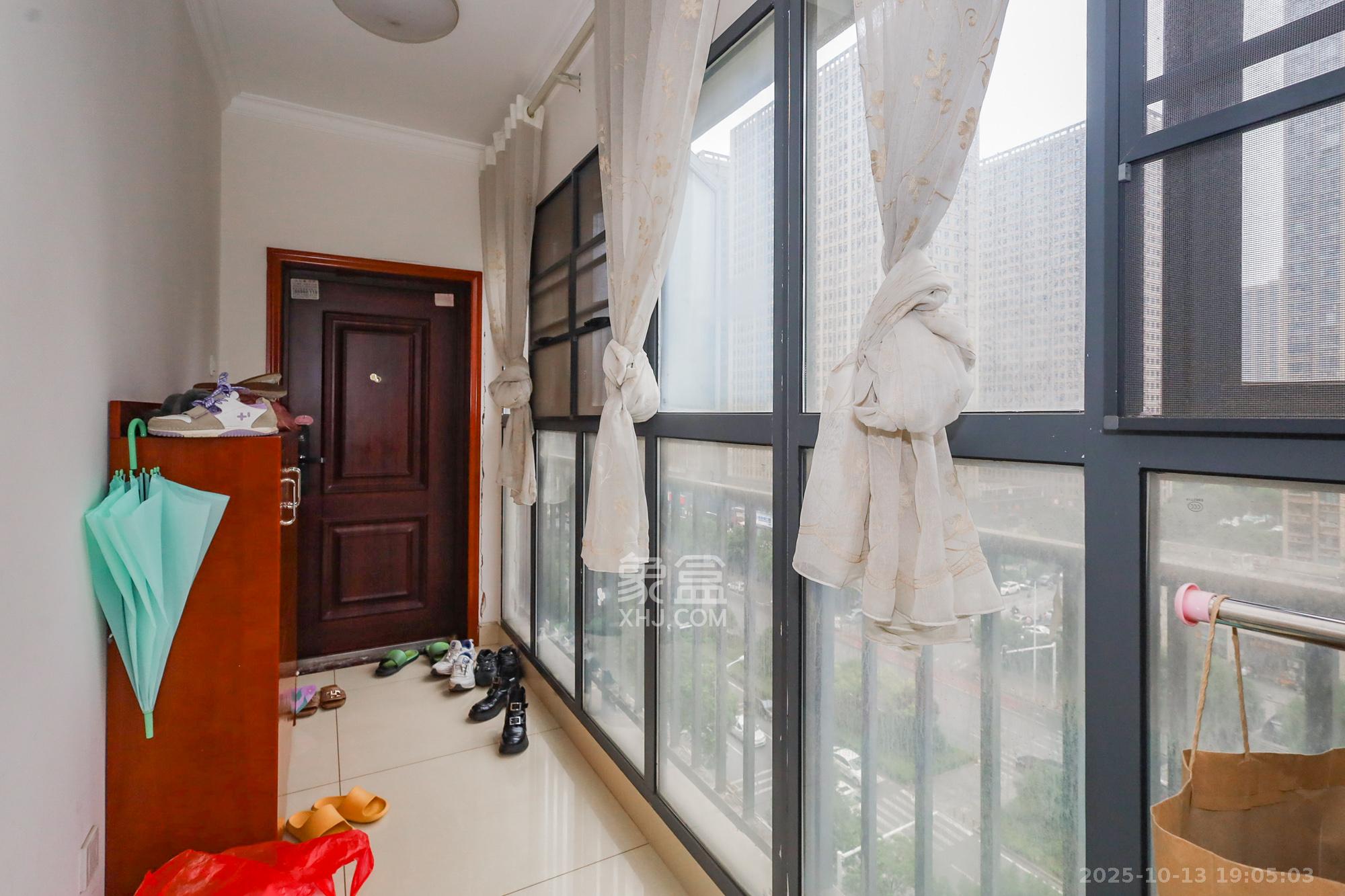 钰龙天下一期  3室2厅2卫    240.0万阳台