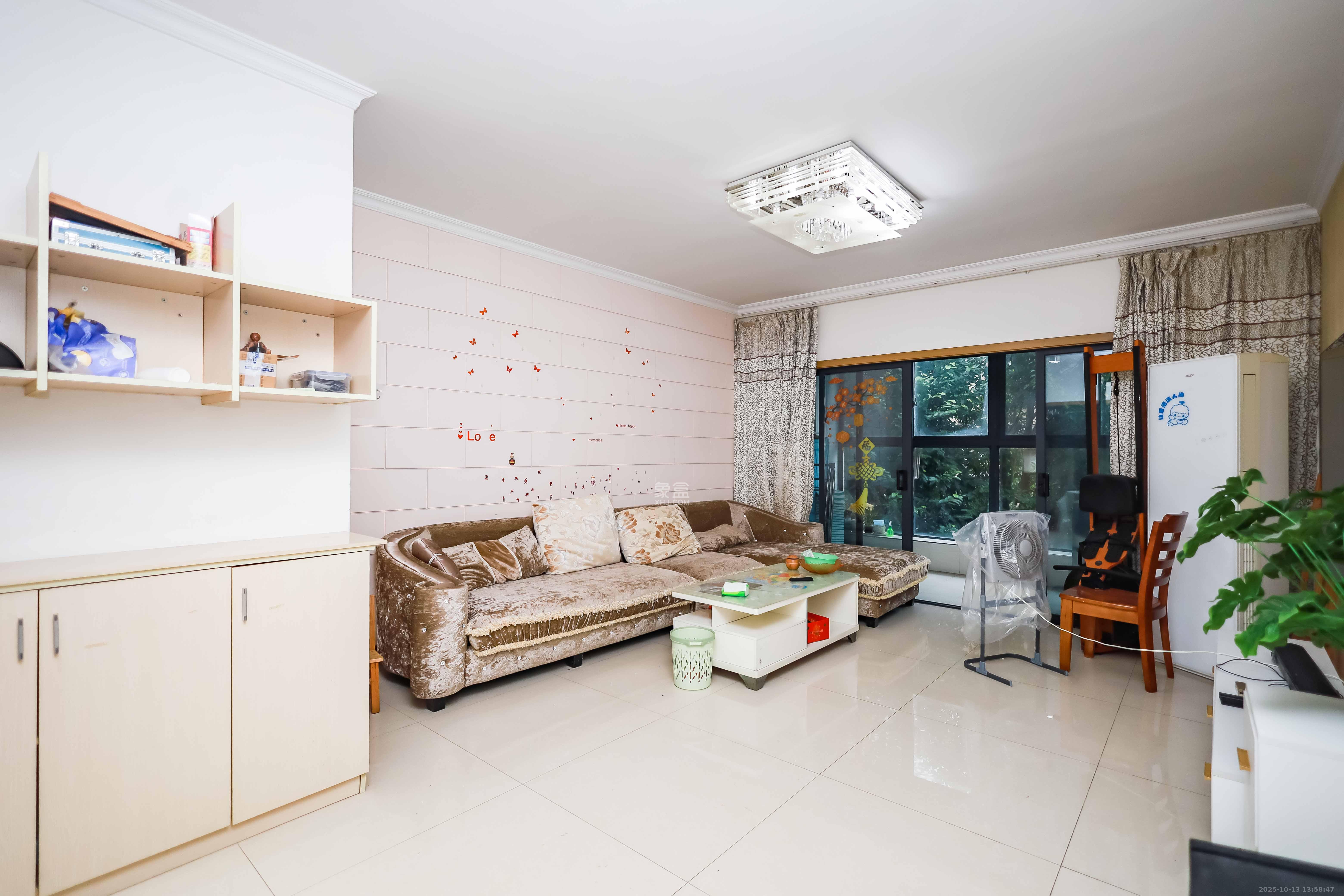 天麓尚层  3室2厅2卫    148.0万 天麓尚层  3室2厅2卫    148.0万客厅