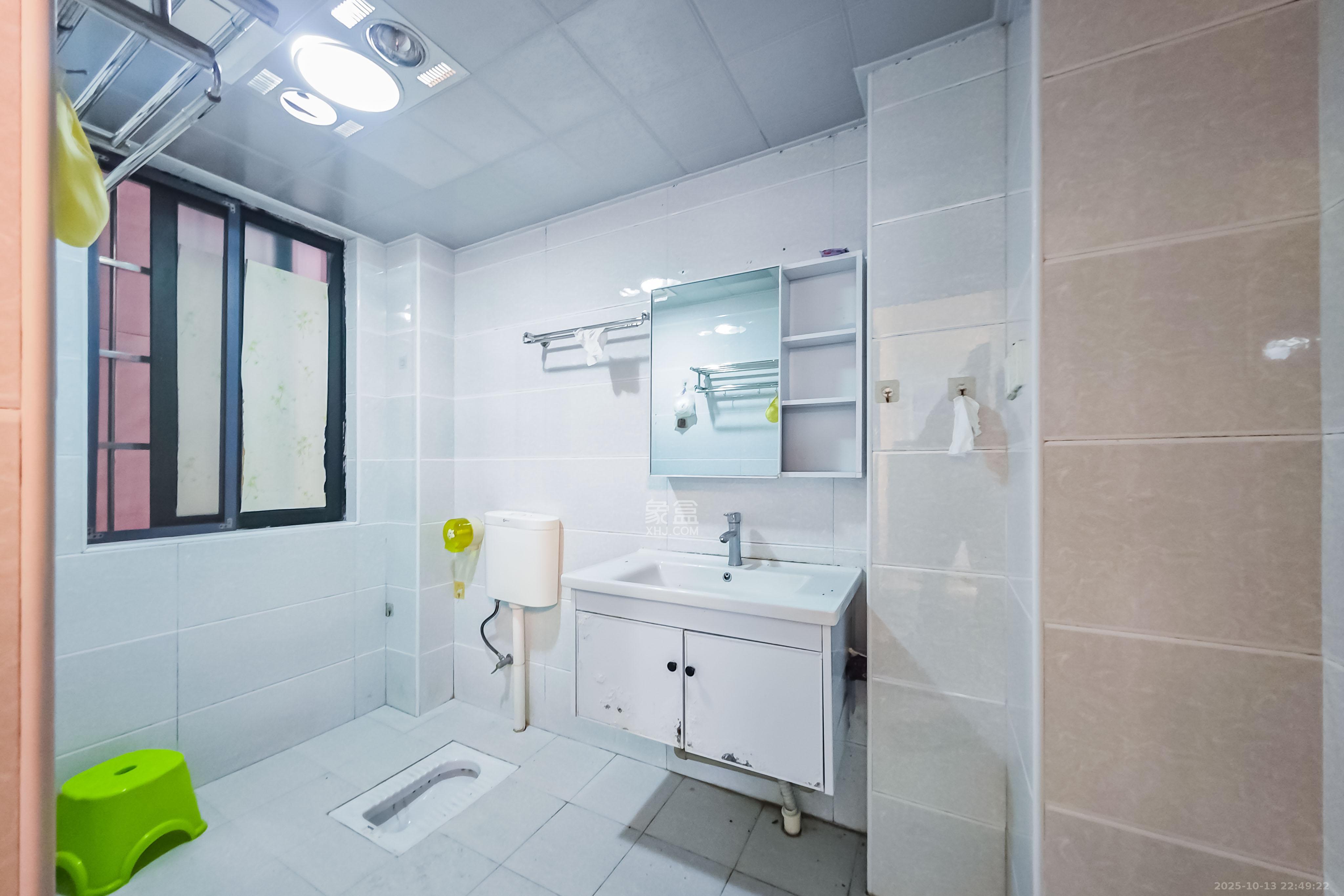 龙吉湾小区(龙瑞尚苑) 3室2厅1卫 79.8万 龙吉湾小区(龙瑞尚苑) 3室2厅1卫 79.8万卫生间