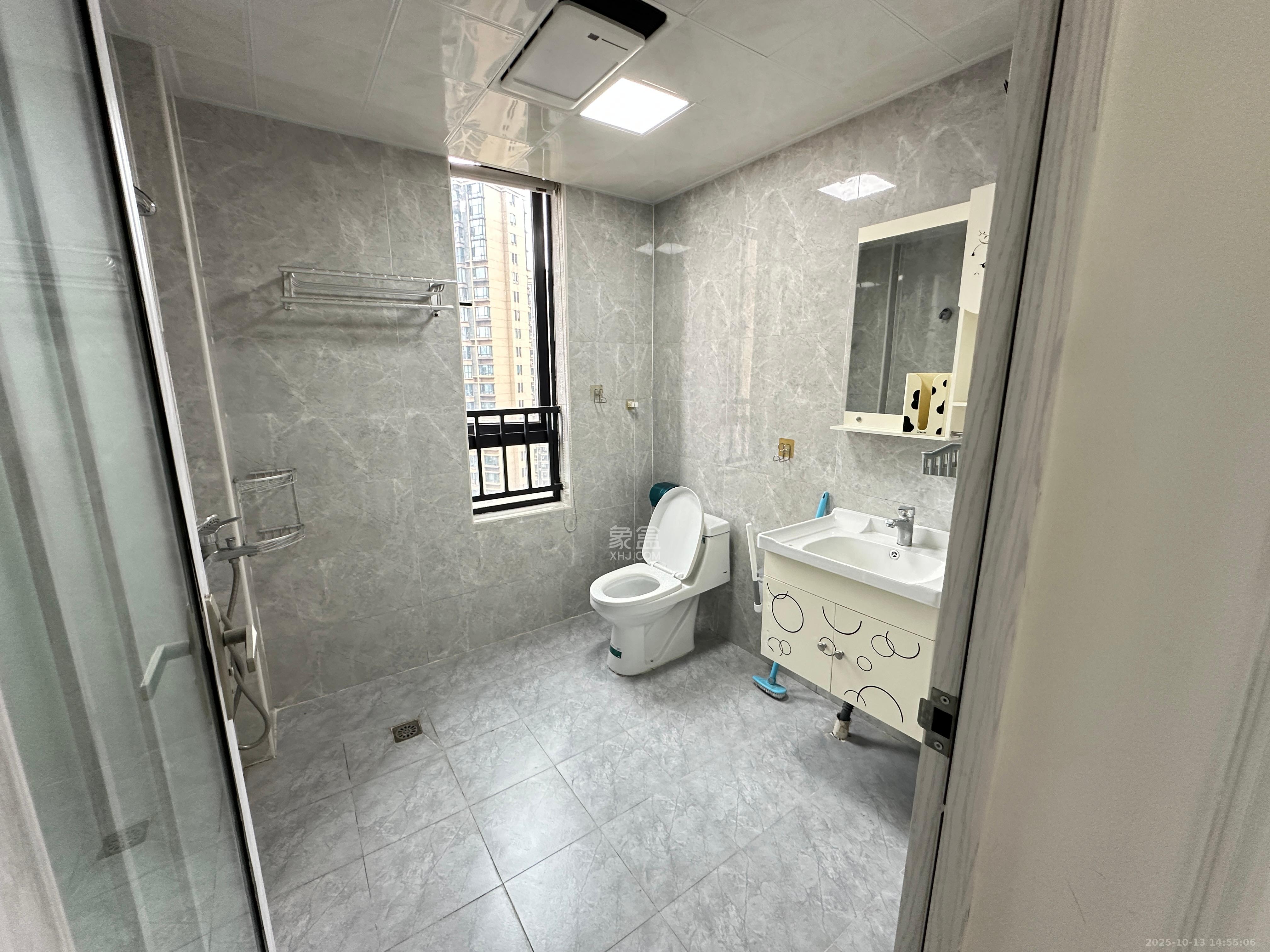 荣悦台 3室2厅2卫 3700.0元/月 荣悦台 3室2厅2卫 3700.0元/月室内图