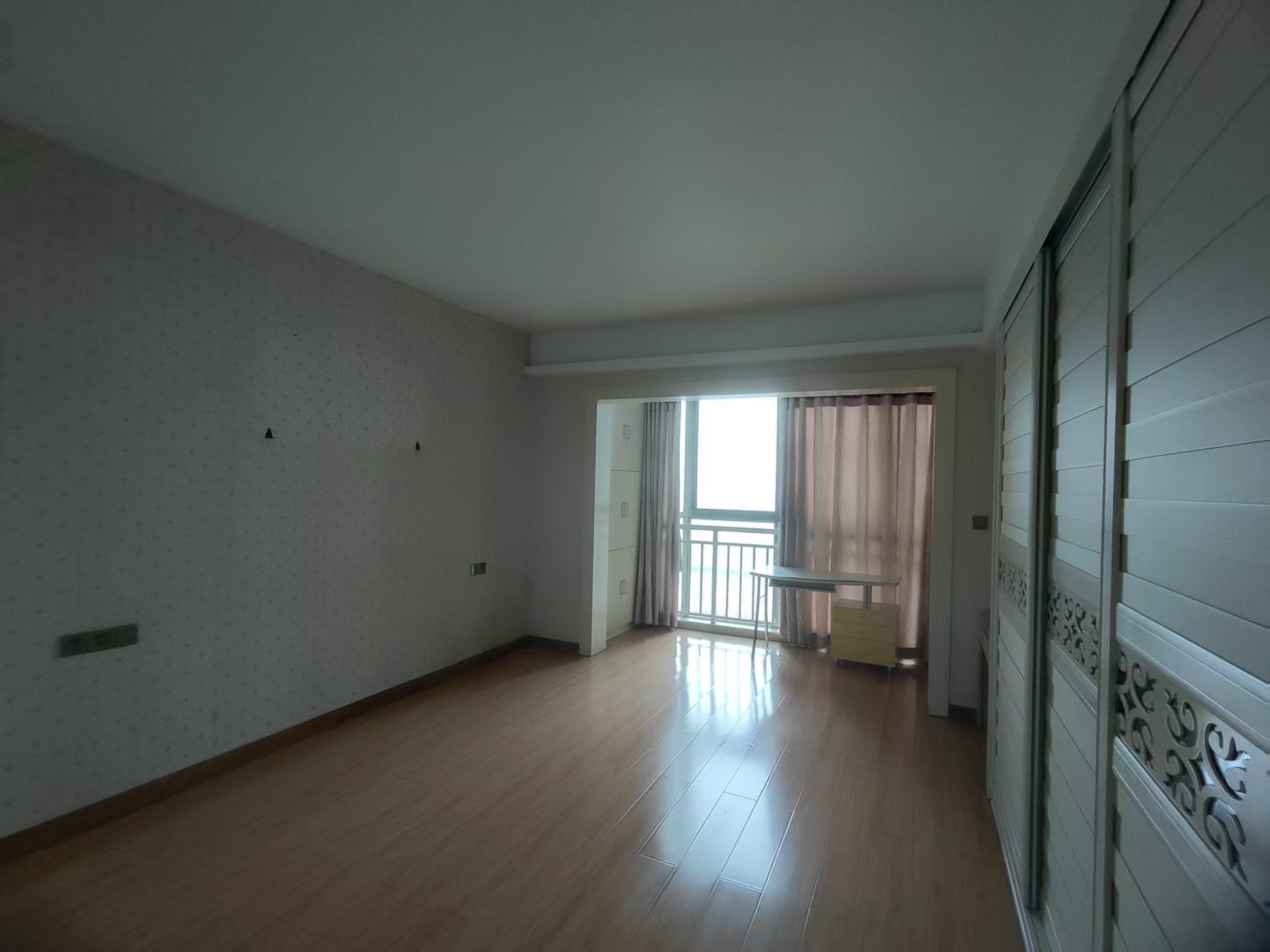 华苑阁  4室2厅2卫    2500.0元/月室内图