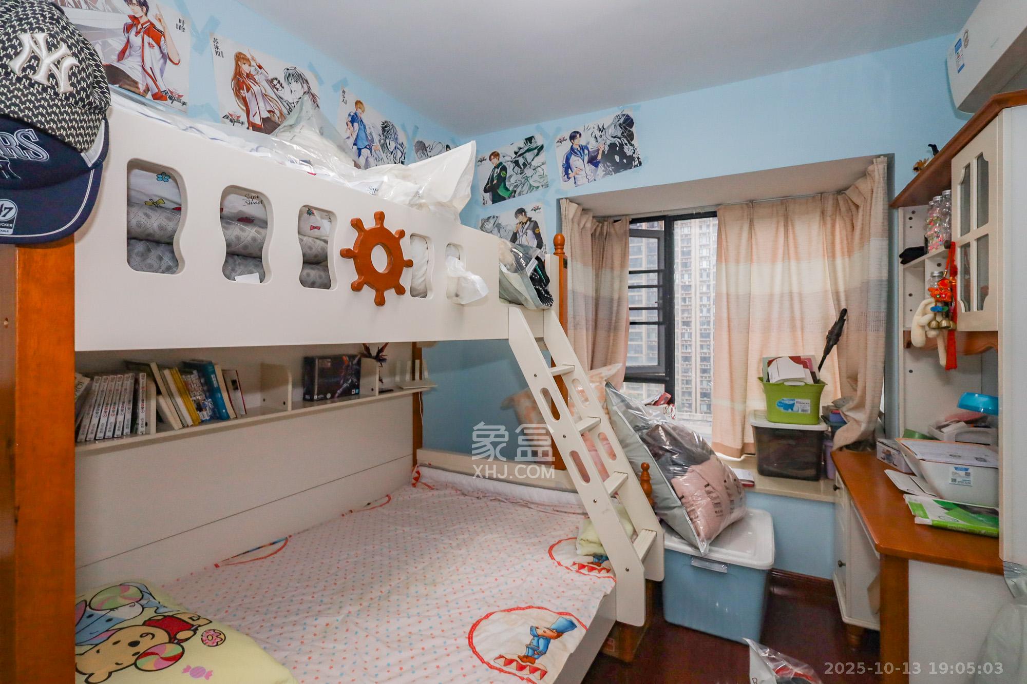 钰龙天下一期  3室2厅2卫    240.0万卧室