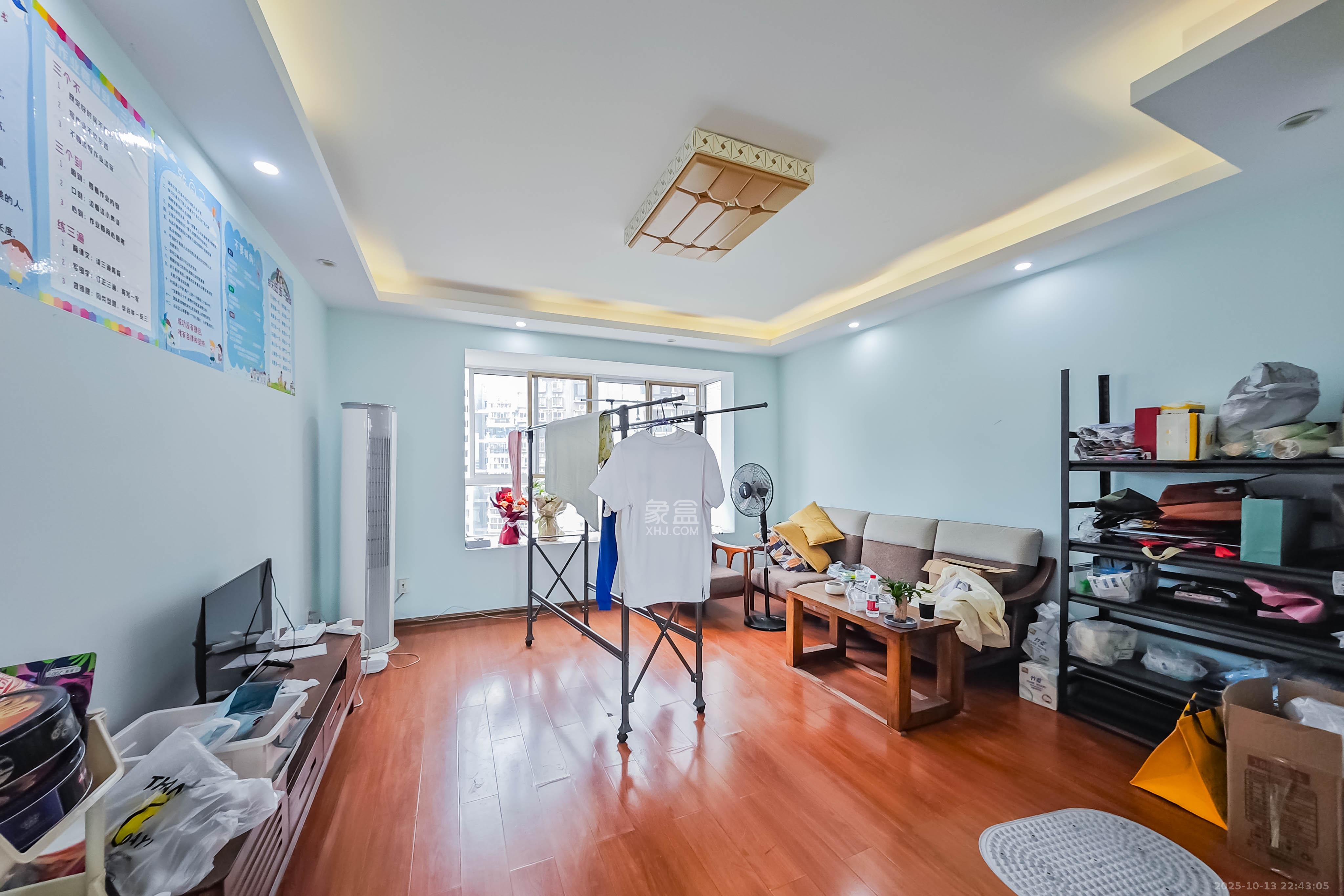 雅致名园  3室2厅2卫    225.0万客厅