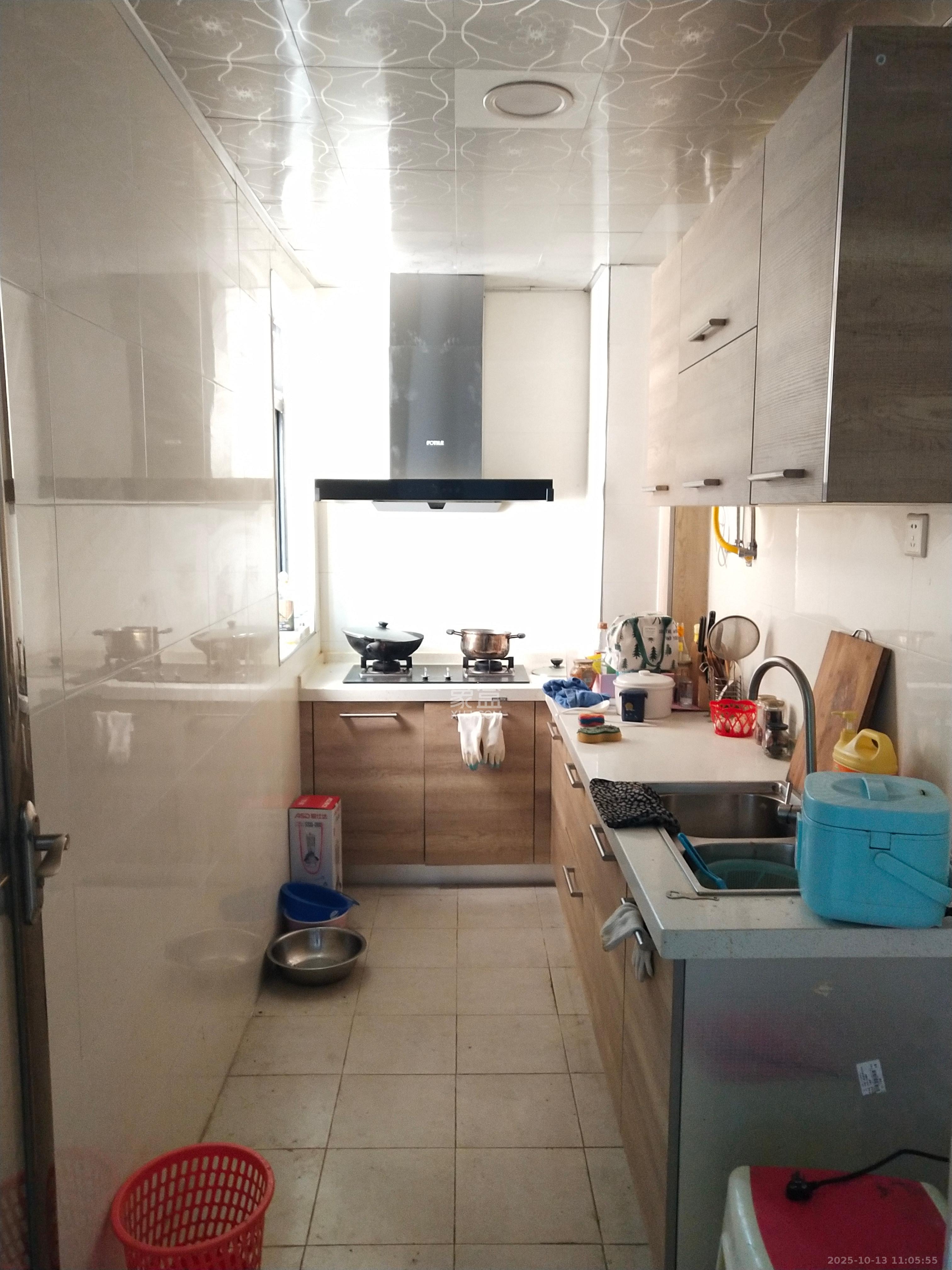 华城广场  2室1厅1卫    2700.0元/月室内图