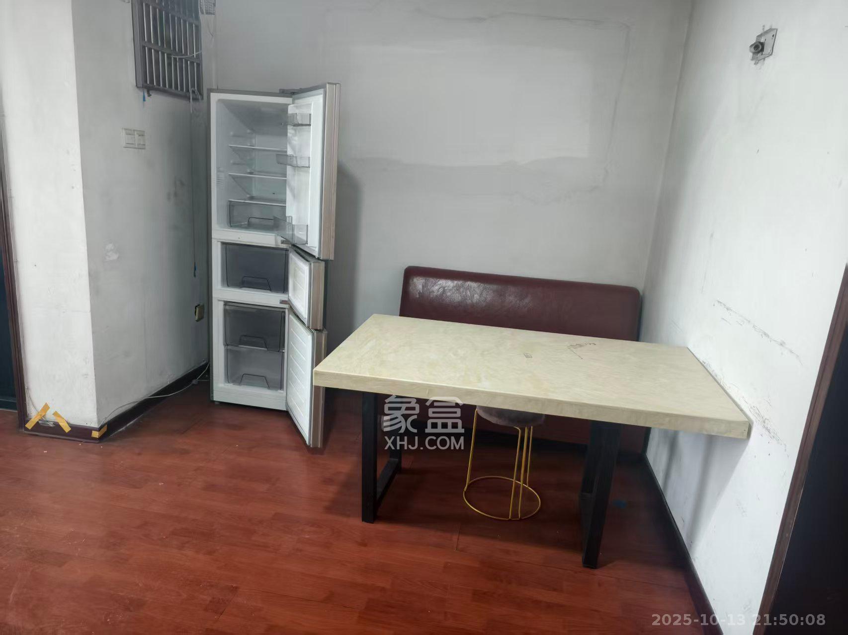 开福区公安分局职工宿舍 3室2厅2卫 1300.0元/月 开福区公安分局职工宿舍 3室2厅2卫 1300.0元/月室内图