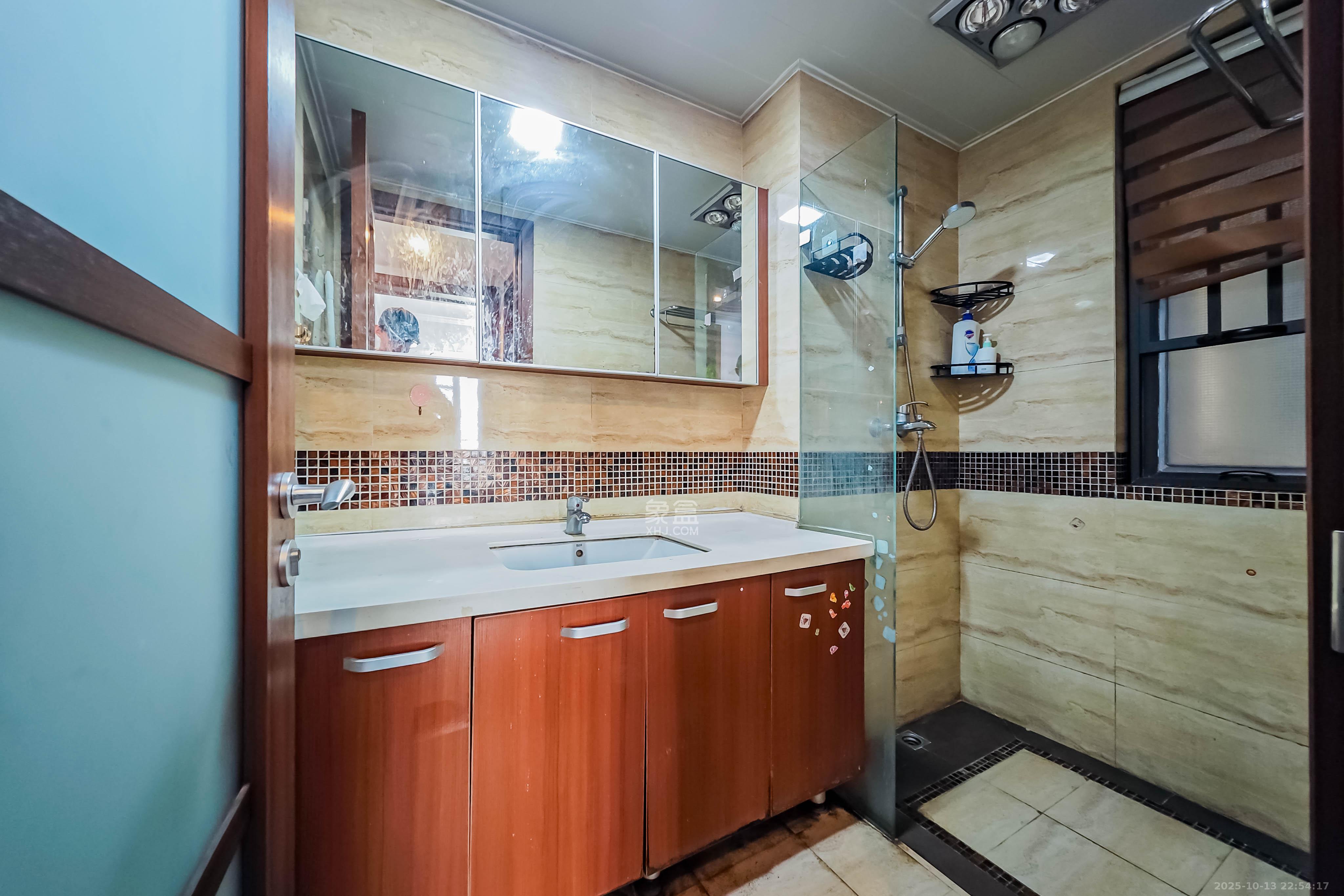 万科金域华府二期  3室2厅1卫    98.0万卫生间