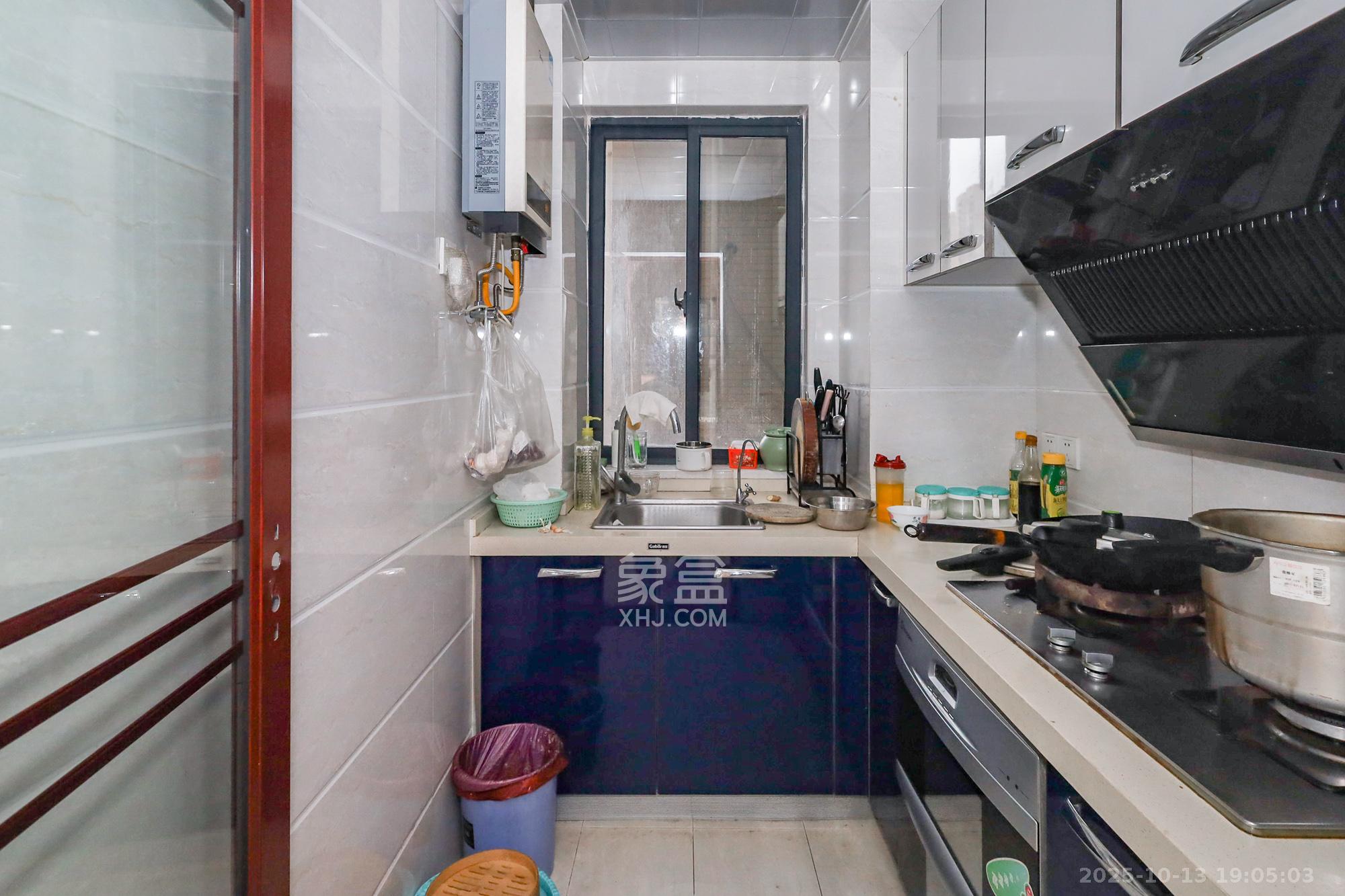 钰龙天下一期  3室2厅2卫    240.0万厨房