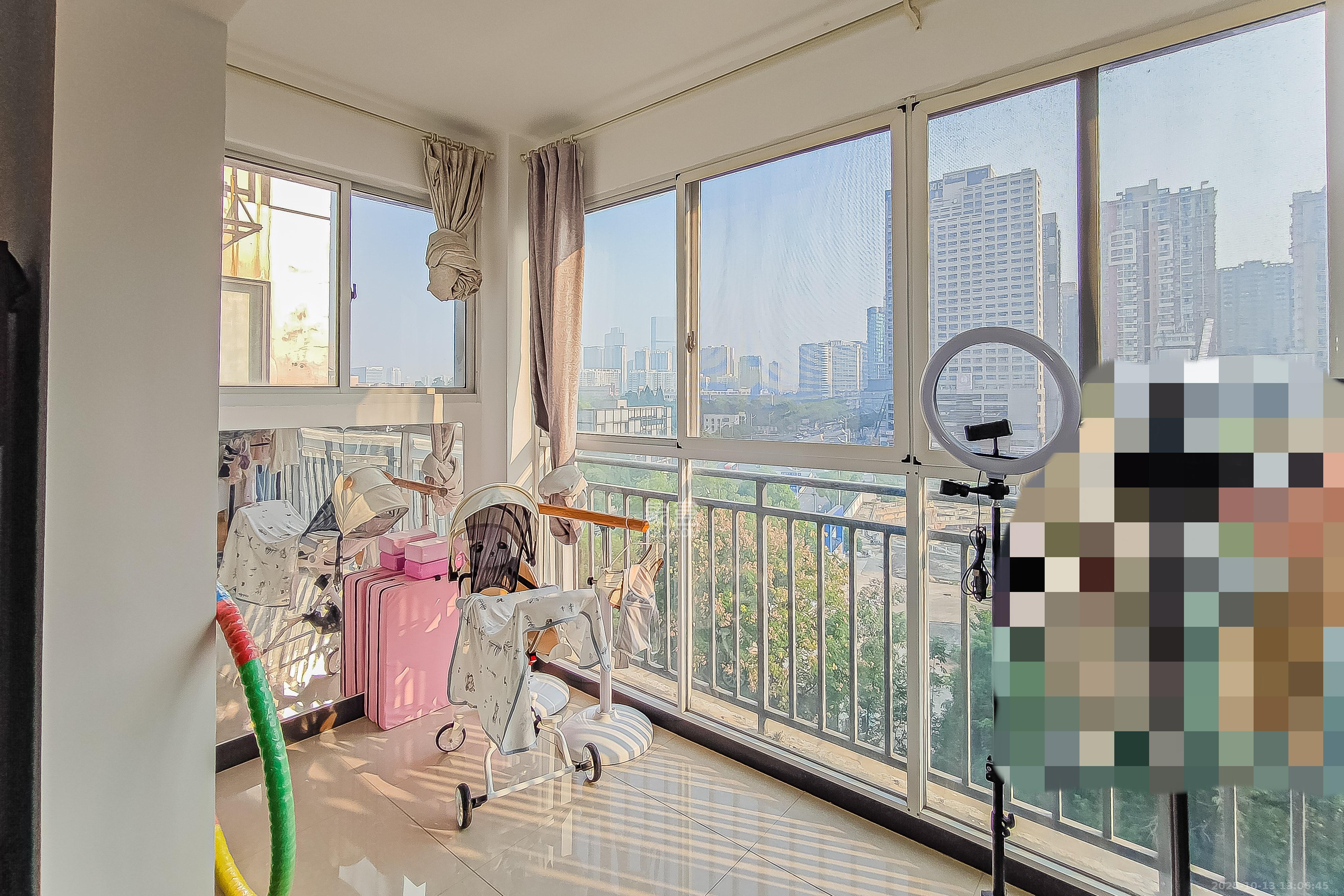 友阿光大大厦  3室2厅2卫    160.0万阳台