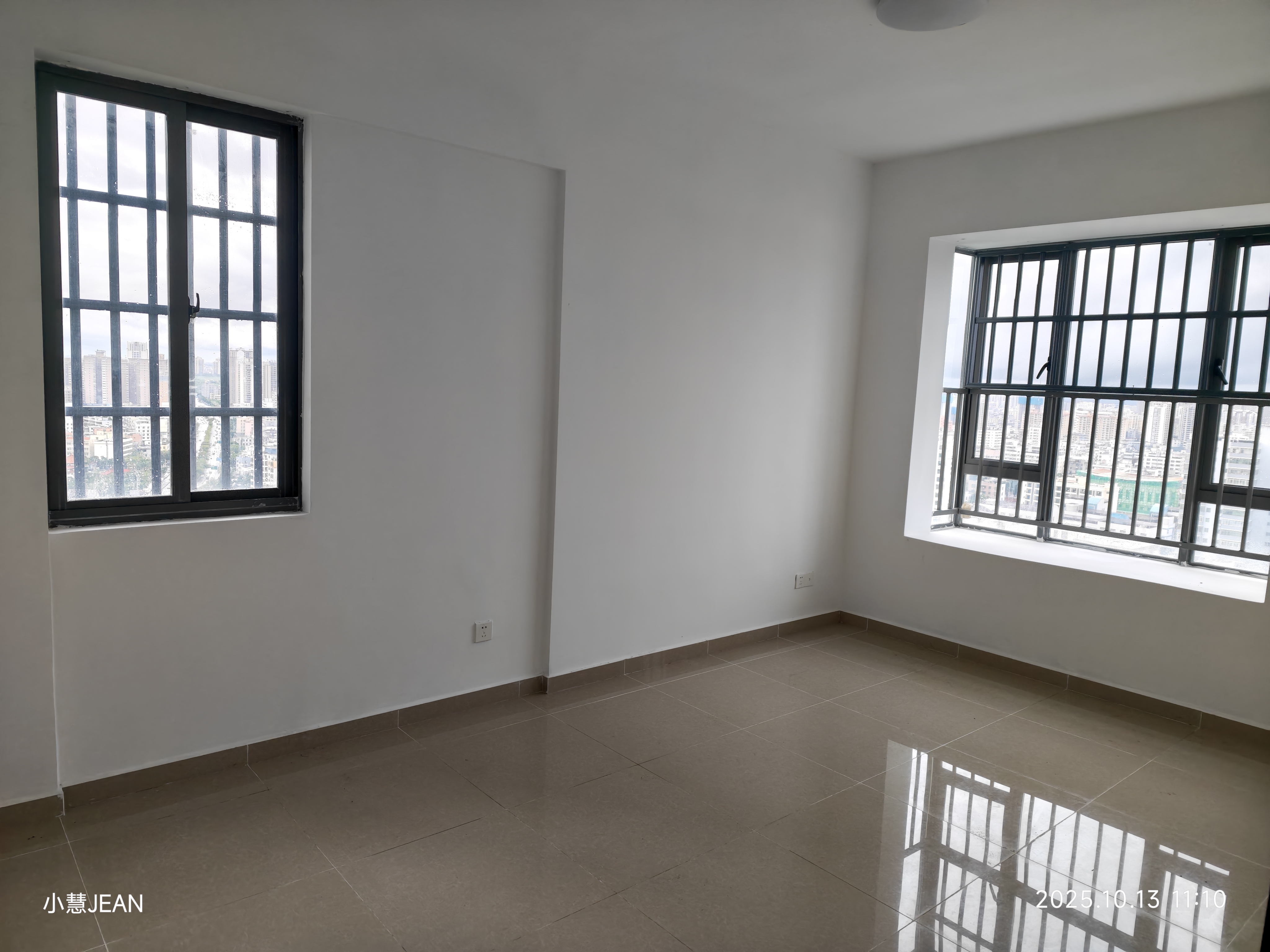 中交欢乐湖岸（品湖雅苑）  3室2厅1卫    136.0万客厅