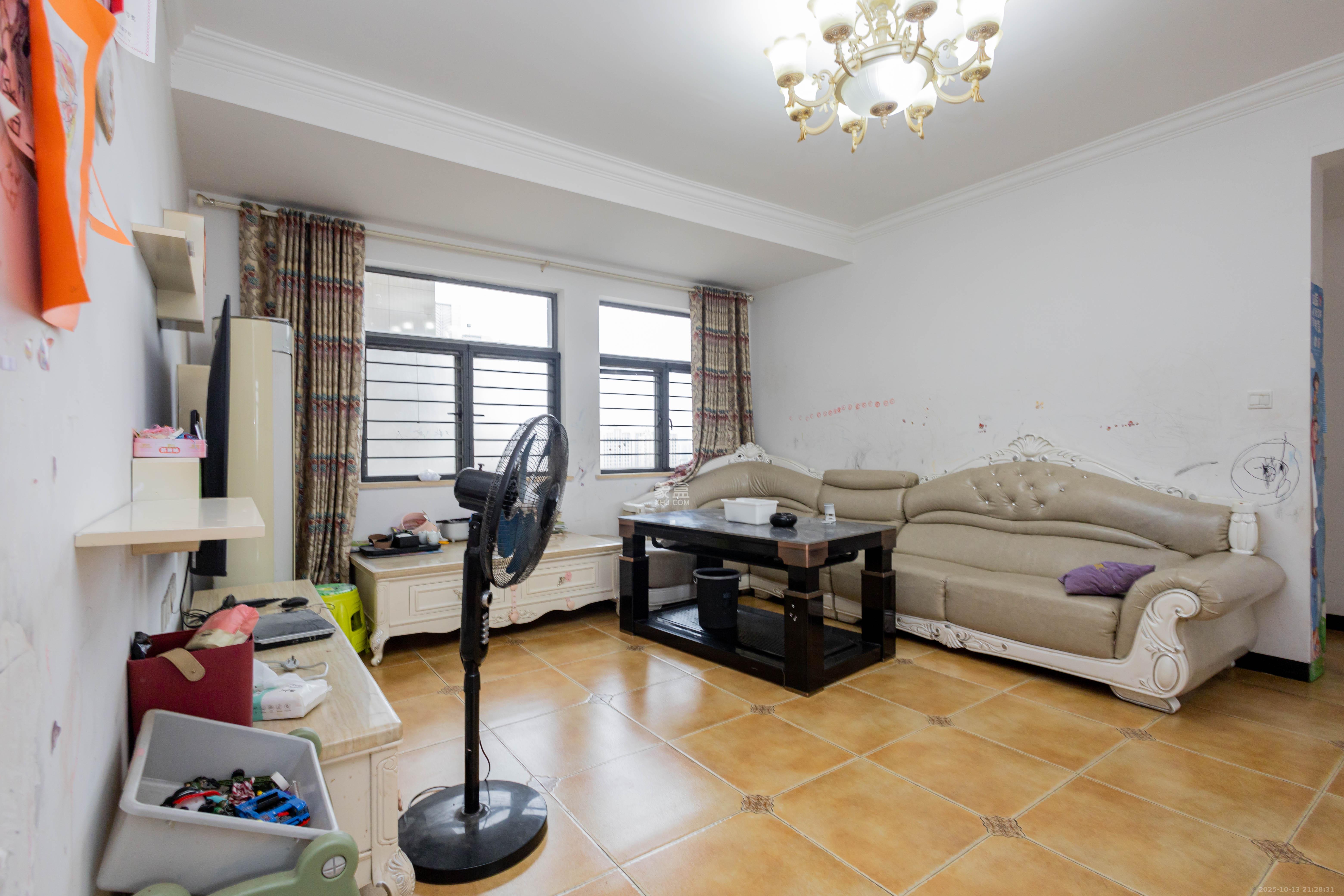 中房瑞致国际  3室2厅2卫    132.0万客厅