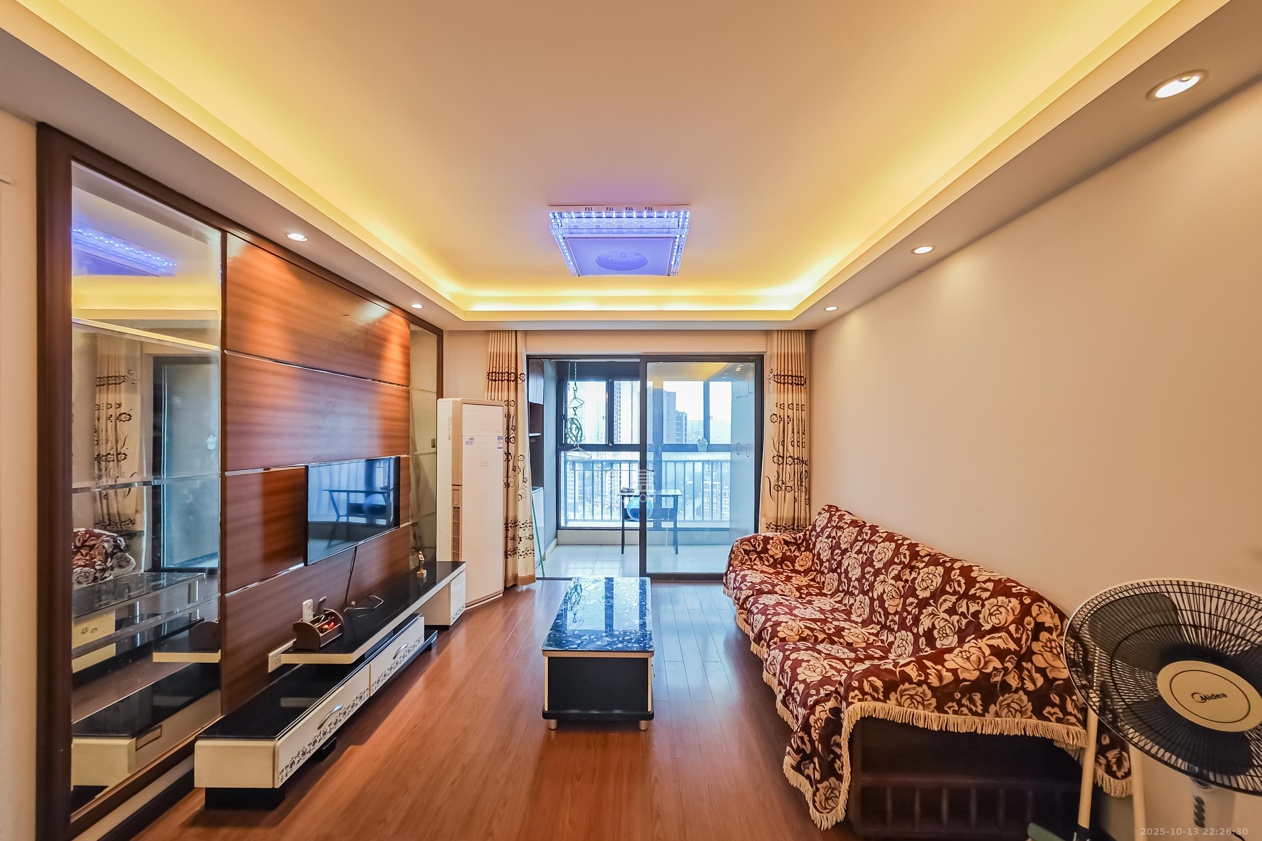 万科金域华府三四期  1室2厅1卫    75.0万客厅