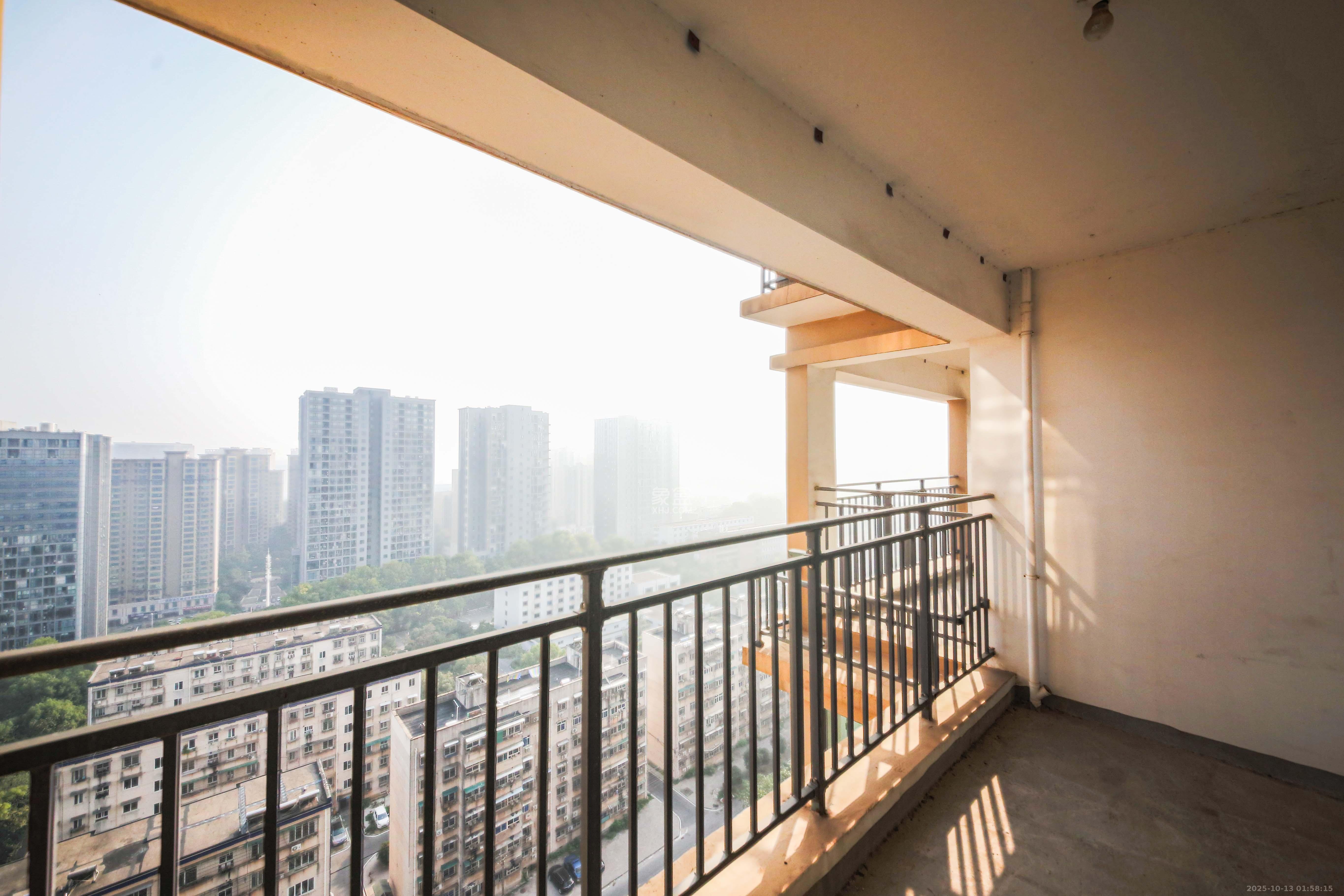 兴隆景苑  3室2厅2卫    130.0万阳台