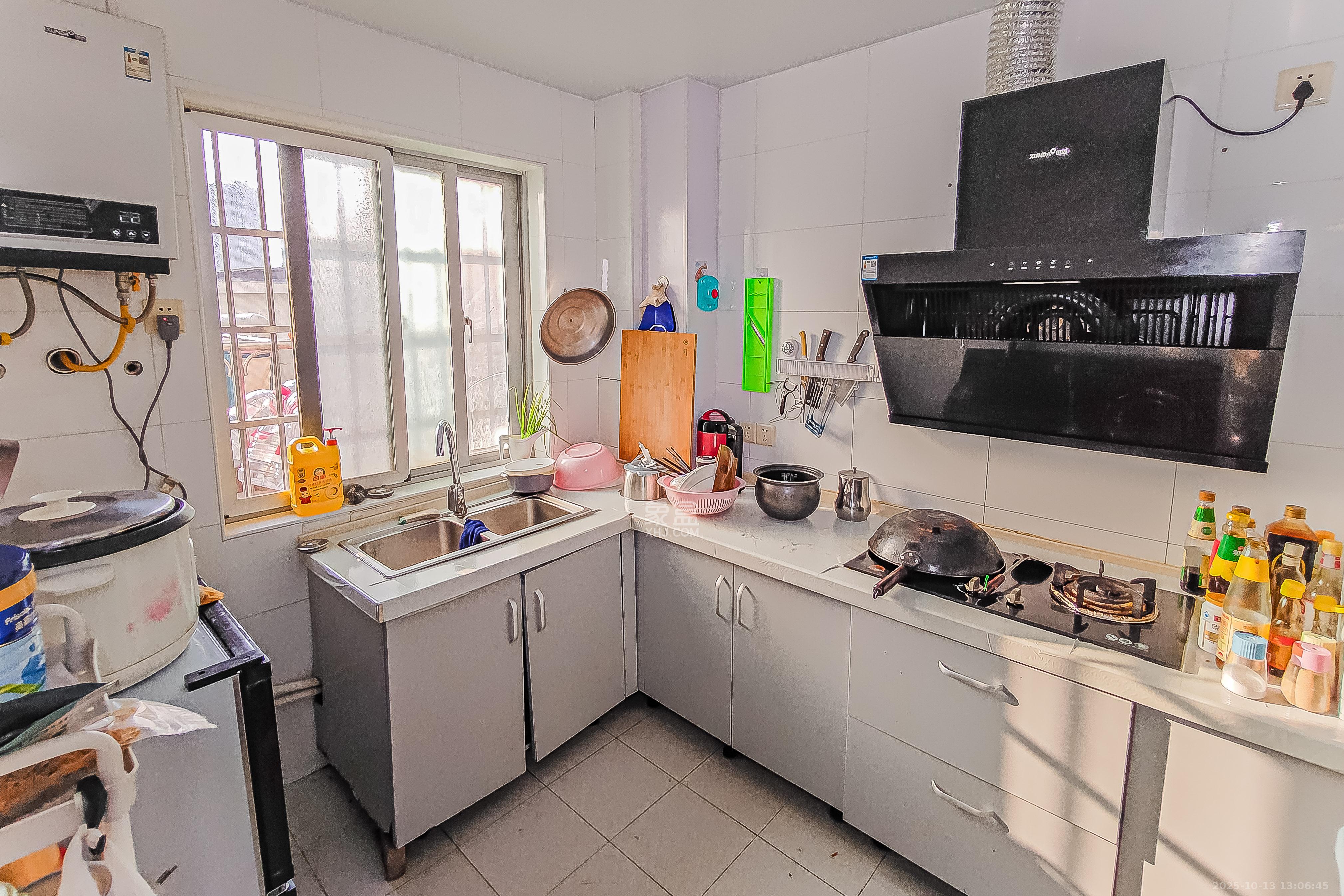 友阿光大大厦  3室2厅2卫    160.0万厨房