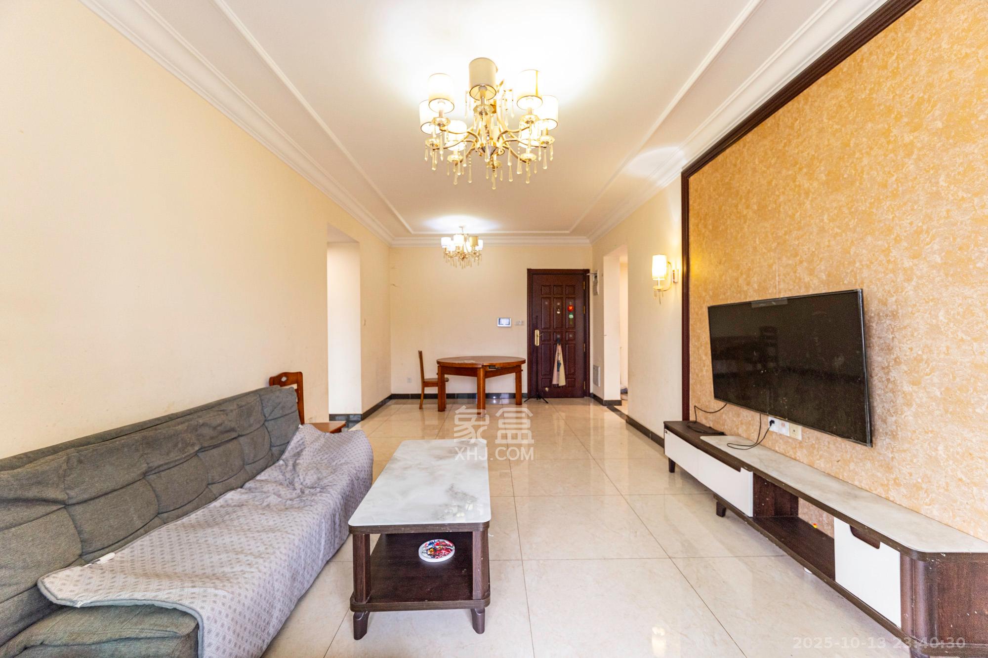 恒大翡翠华庭  3室2厅1卫    85.0万客厅