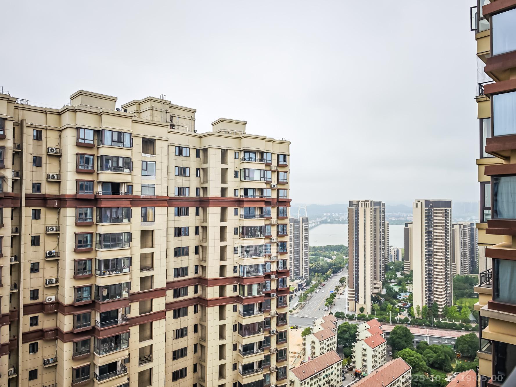 山语城三期  3室2厅2卫    81.6万其他