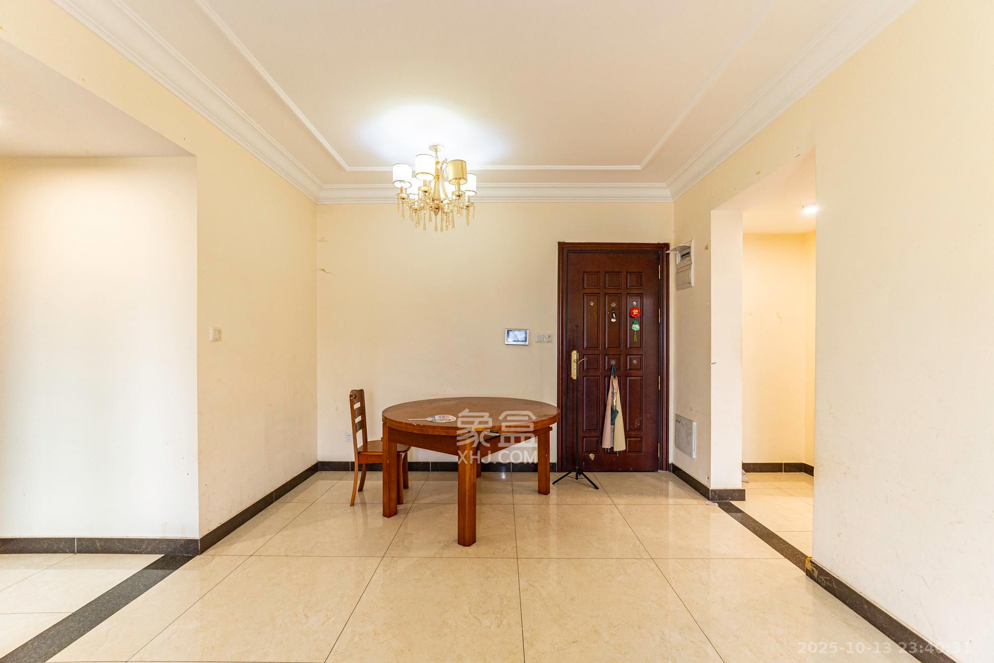 恒大翡翠华庭 3室2厅1卫 85.0万 恒大翡翠华庭 3室2厅1卫 85.0万客厅