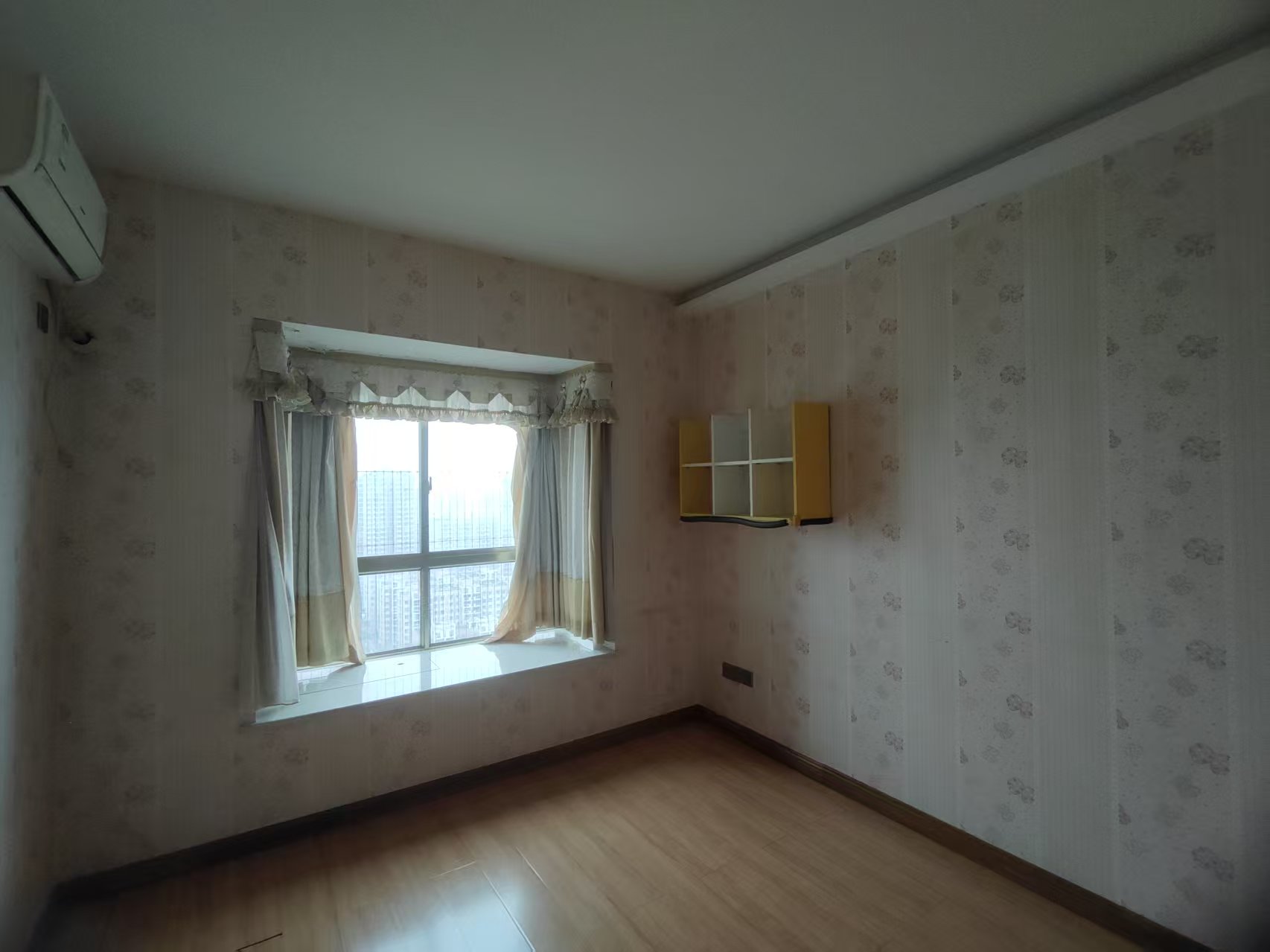 华苑阁  4室2厅2卫    2500.0元/月室内图