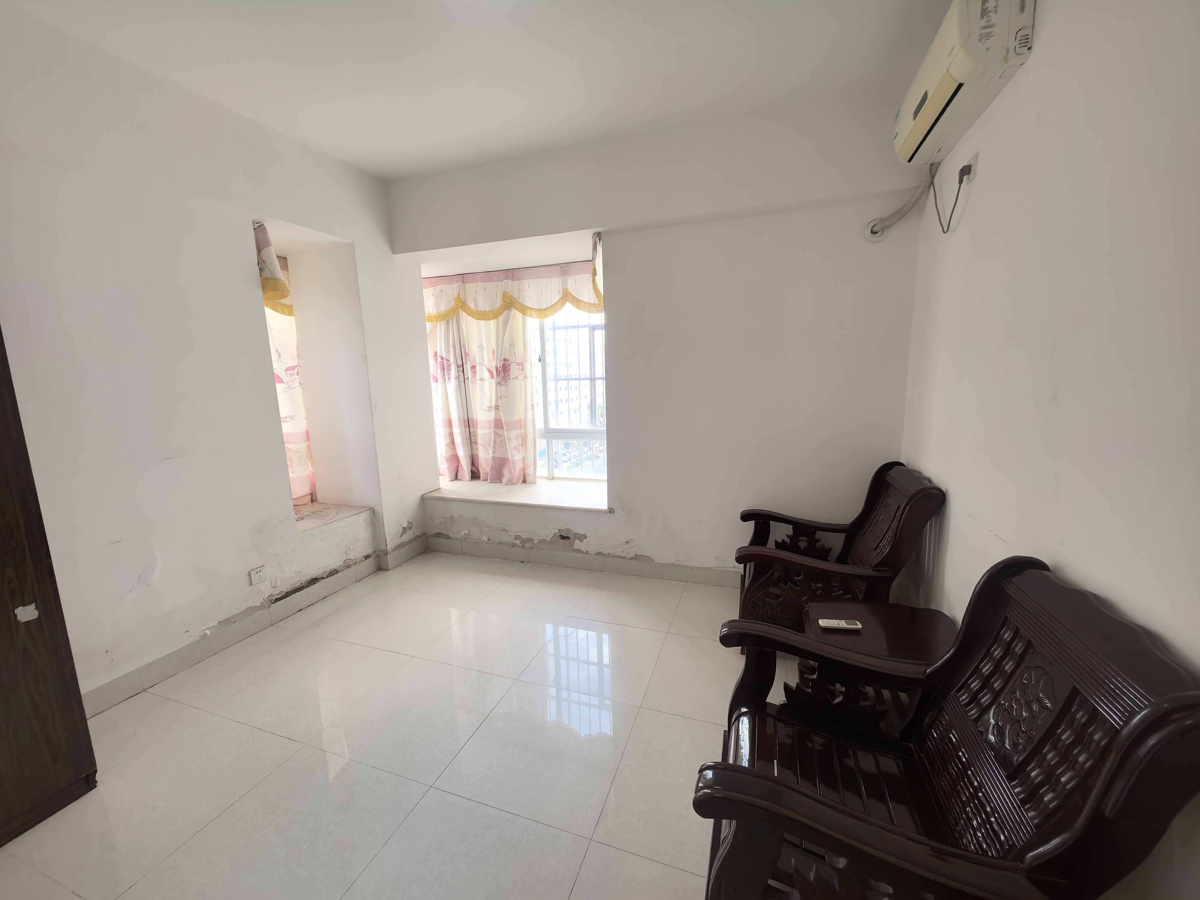 欣雅花园  3室2厅1卫    2700.0元/月室内图