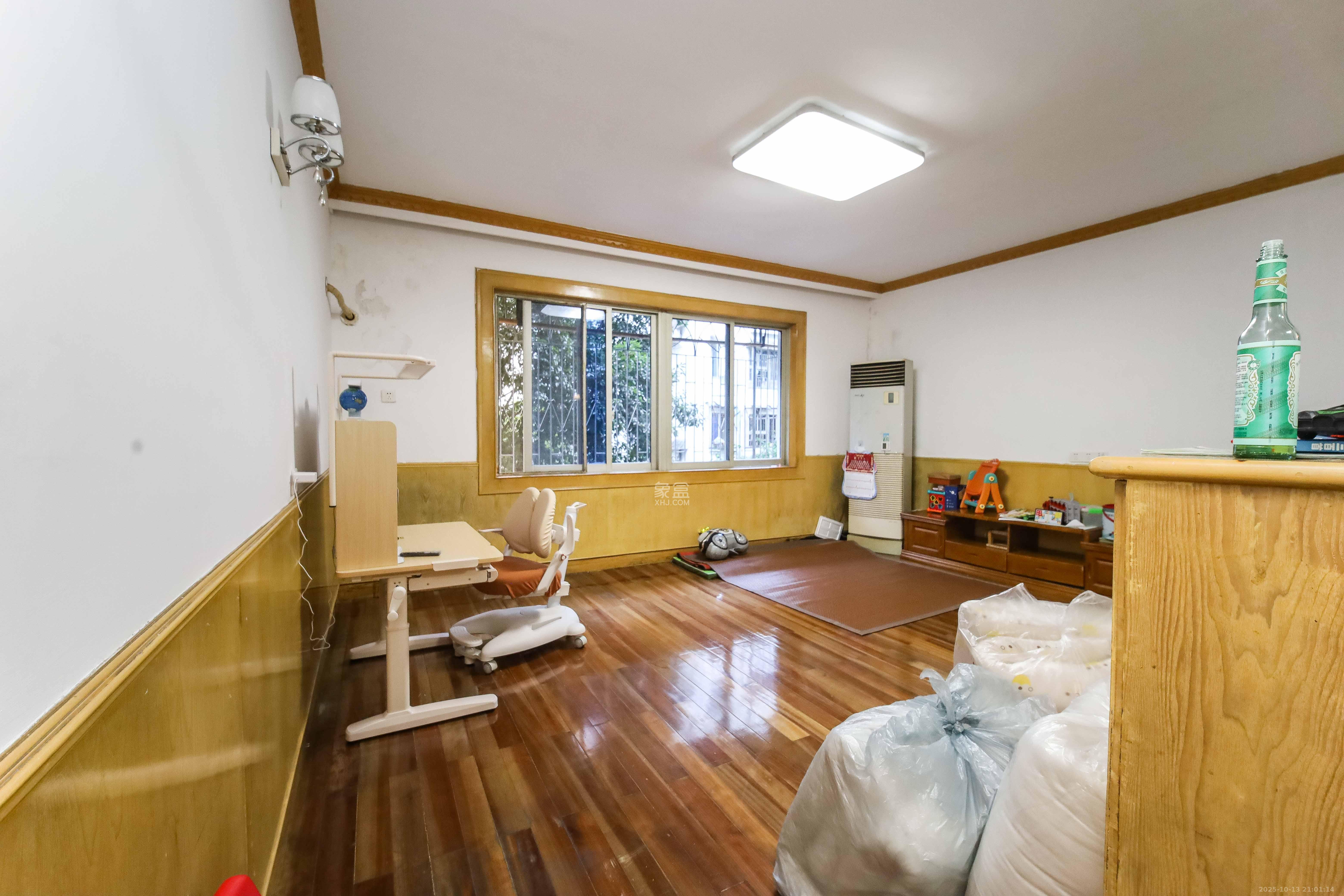 马王堆疗养院单位房  3室2厅1卫    80.0万客厅