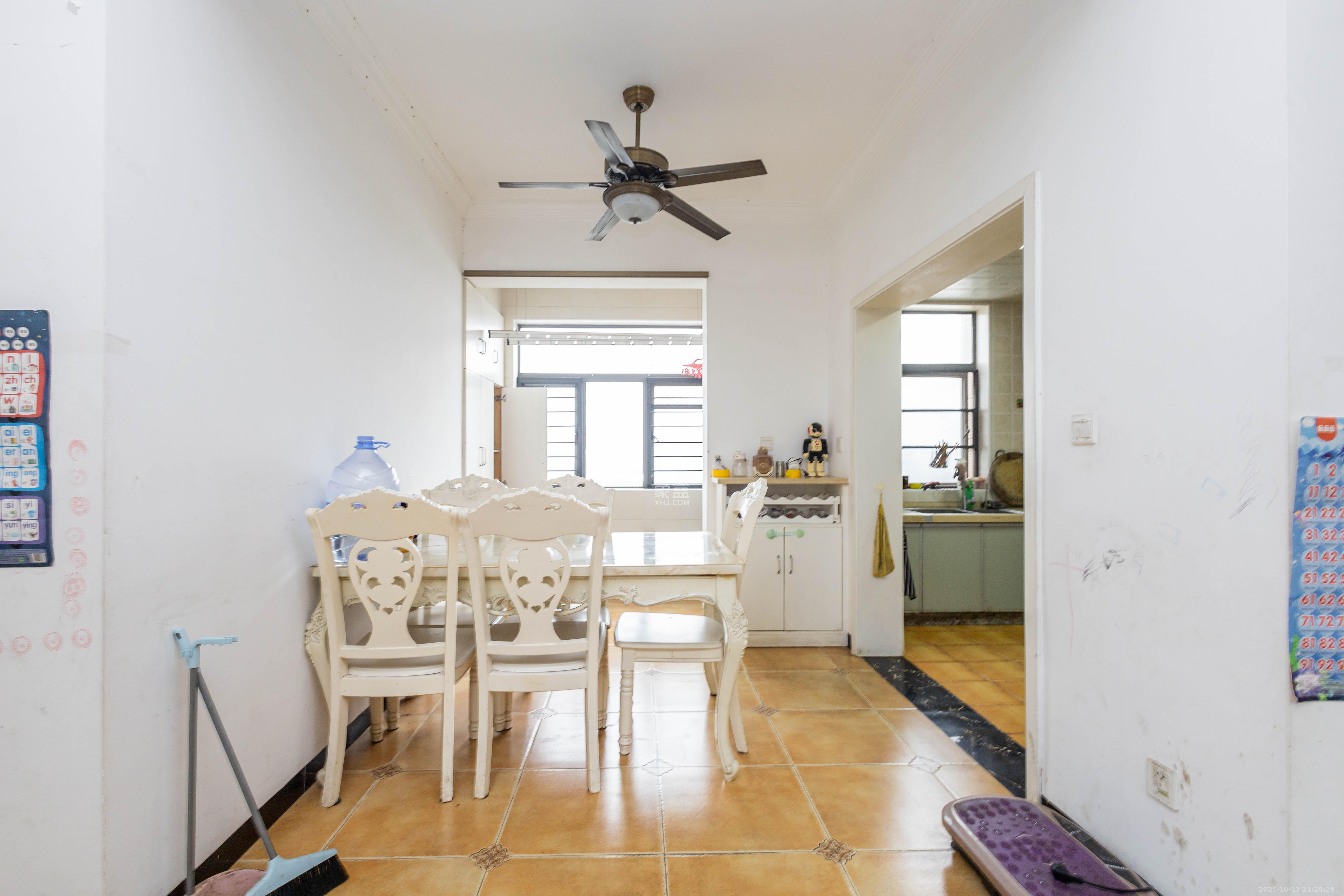 中房瑞致国际  3室2厅2卫    132.0万客厅