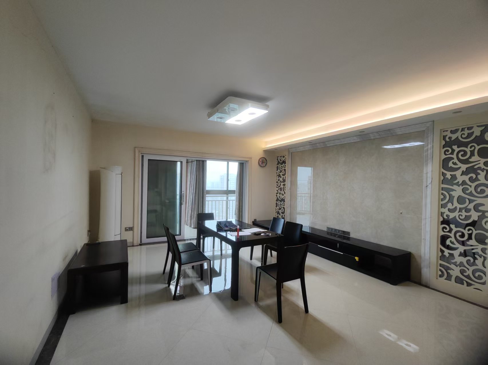 华苑阁  4室2厅2卫    2500.0元/月室内图