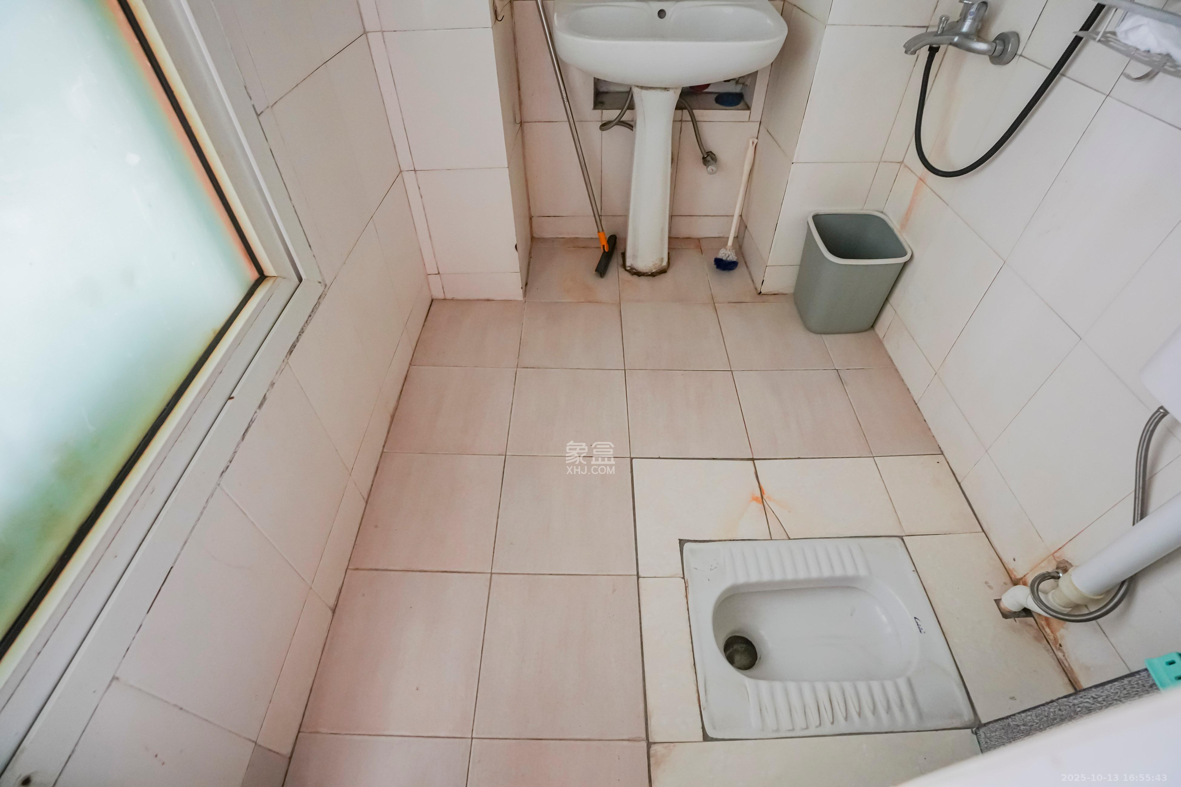 四季美景一、二期  1室1厅1卫    20.0万卫生间