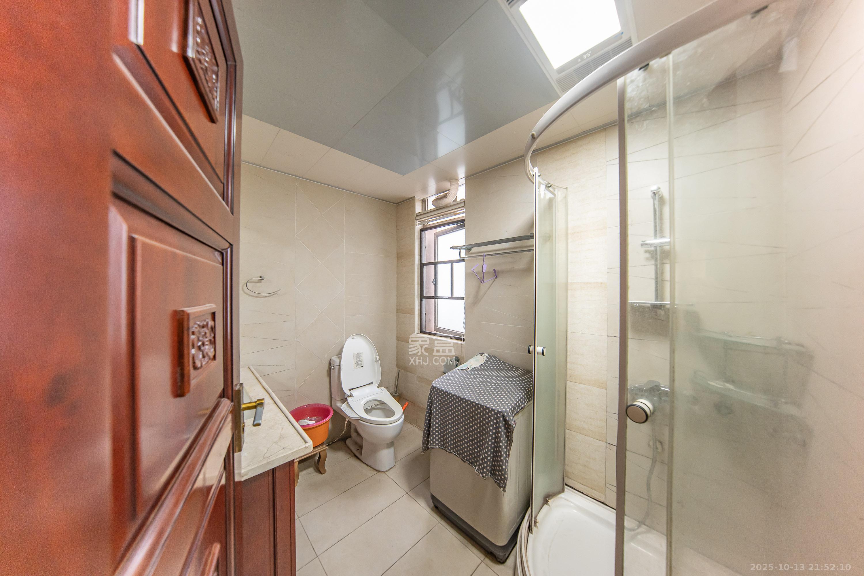 米兰春天 4室2厅1卫 90.0万 米兰春天 4室2厅1卫 90.0万卫生间