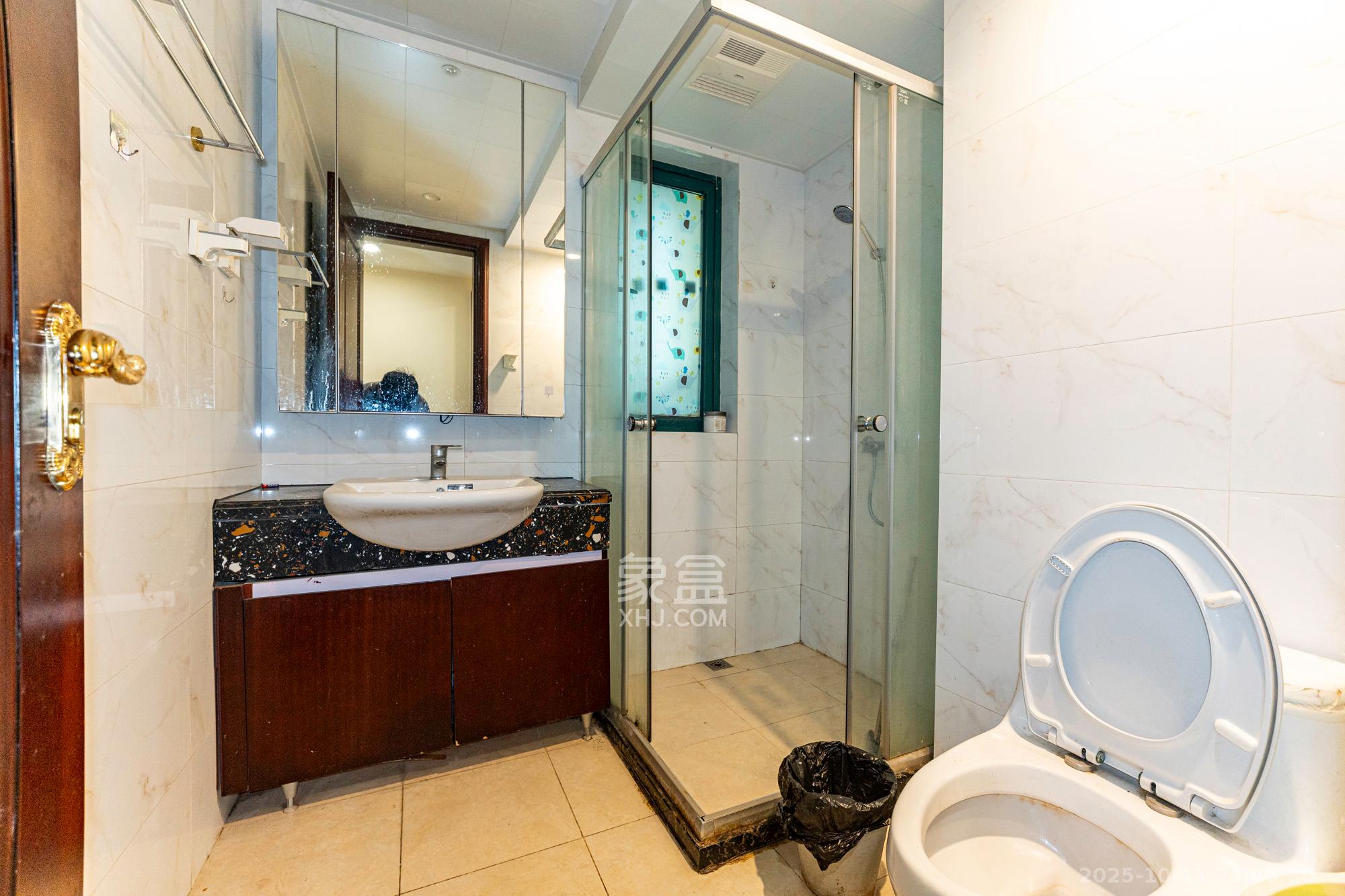 恒大翡翠华庭  3室2厅1卫    85.0万卫生间